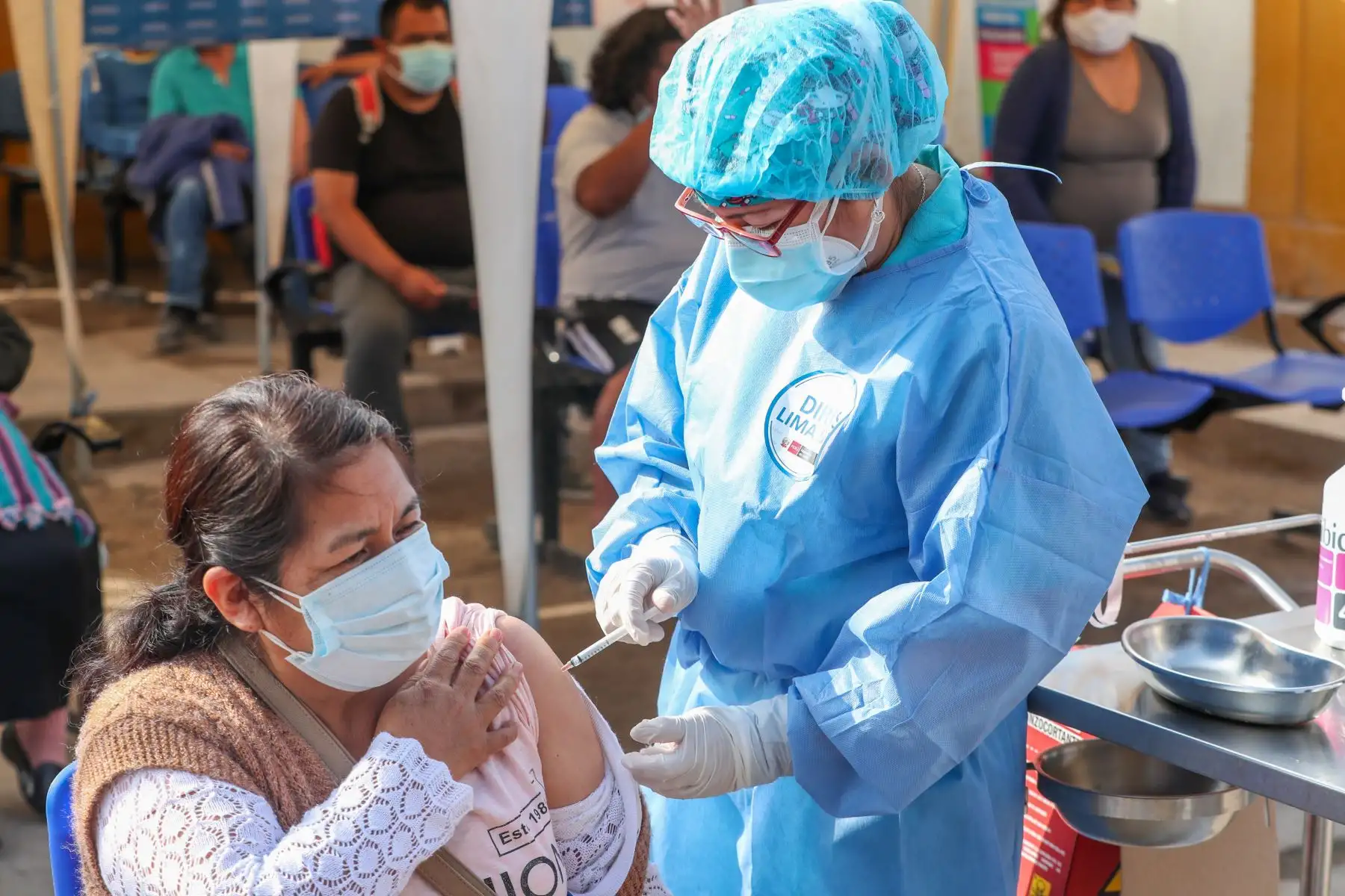 La premier Mirtha Vásquez, llegó a Villa El Salvador para supervisar, junto con el viceministro de Salud, los servicios de salud y la jornada de vacunación regular y contra la COVID-19, que se realiza en el Centro Materno Infantil Juan Pablo II de primer nivel de atención.
Foto: ANDINA/PCM