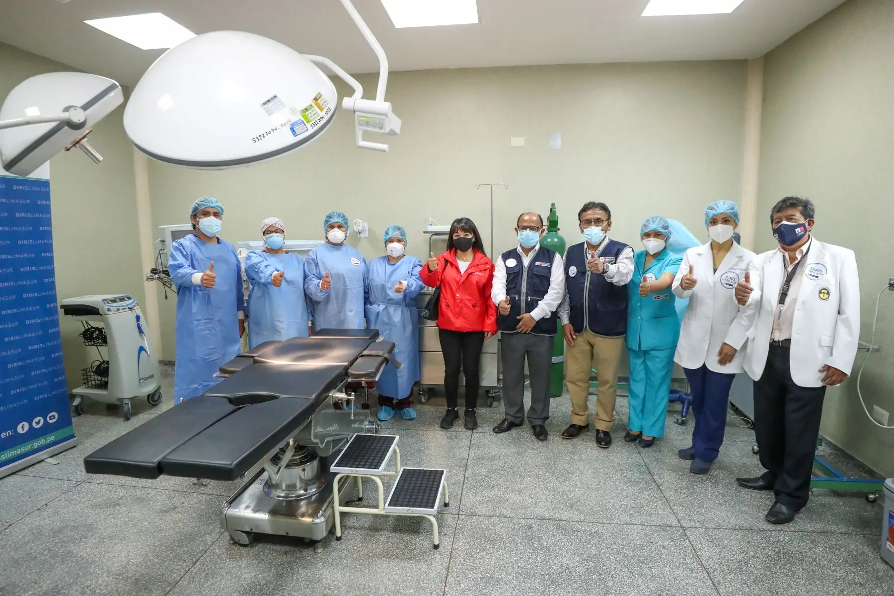 La premier Mirtha Vásquez, llegó a Villa El Salvador para supervisar, junto con el viceministro de Salud, los servicios de salud y la jornada de vacunación regular y contra la COVID-19, que se realiza en el Centro Materno Infantil Juan Pablo II de primer nivel de atención.
Foto: ANDINA/PCM