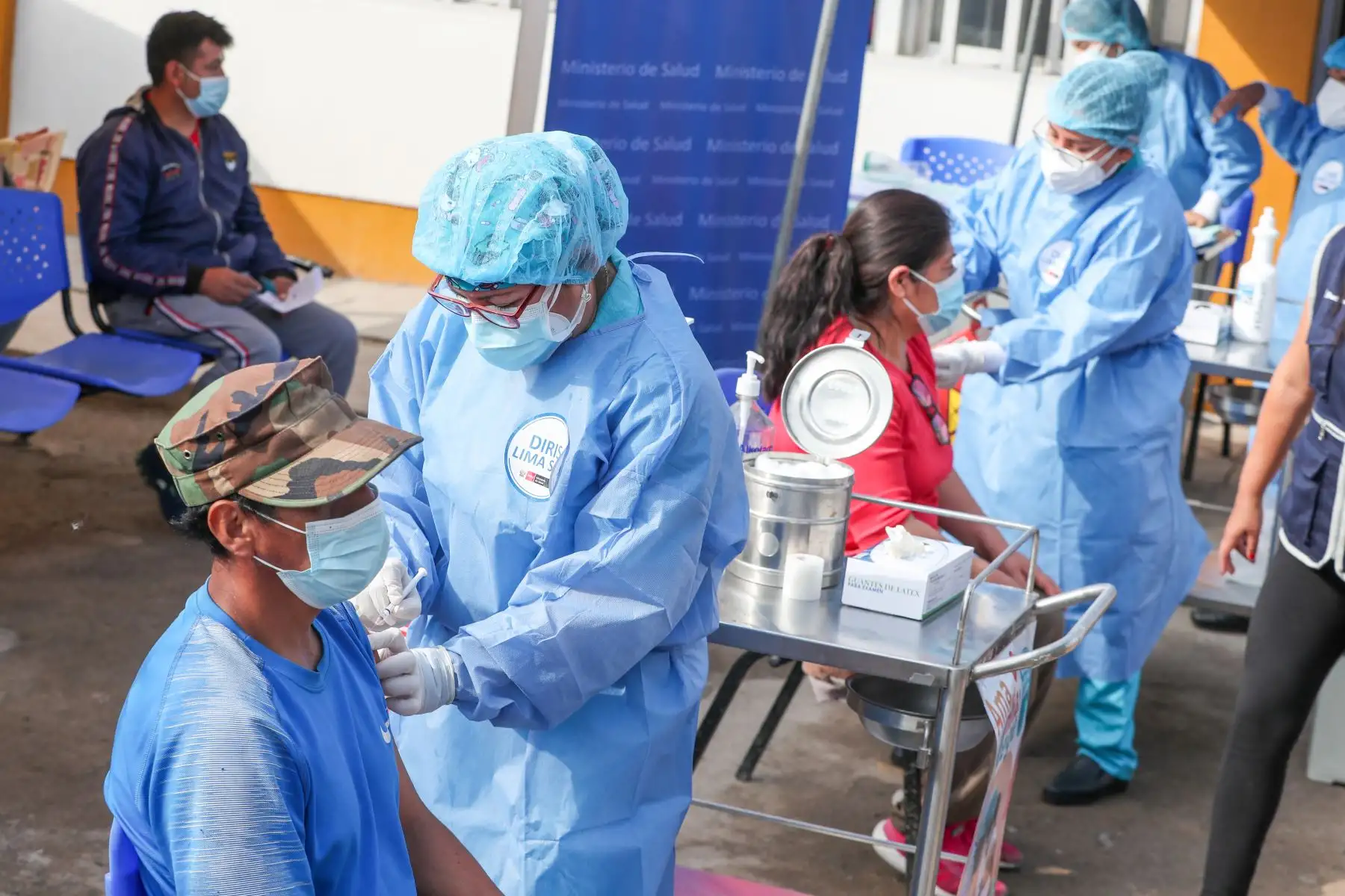 La premier Mirtha Vásquez, llegó a Villa El Salvador para supervisar, junto con el viceministro de Salud, los servicios de salud y la jornada de vacunación regular y contra la COVID-19, que se realiza en el Centro Materno Infantil Juan Pablo II de primer nivel de atención.
Foto: ANDINA/PCM