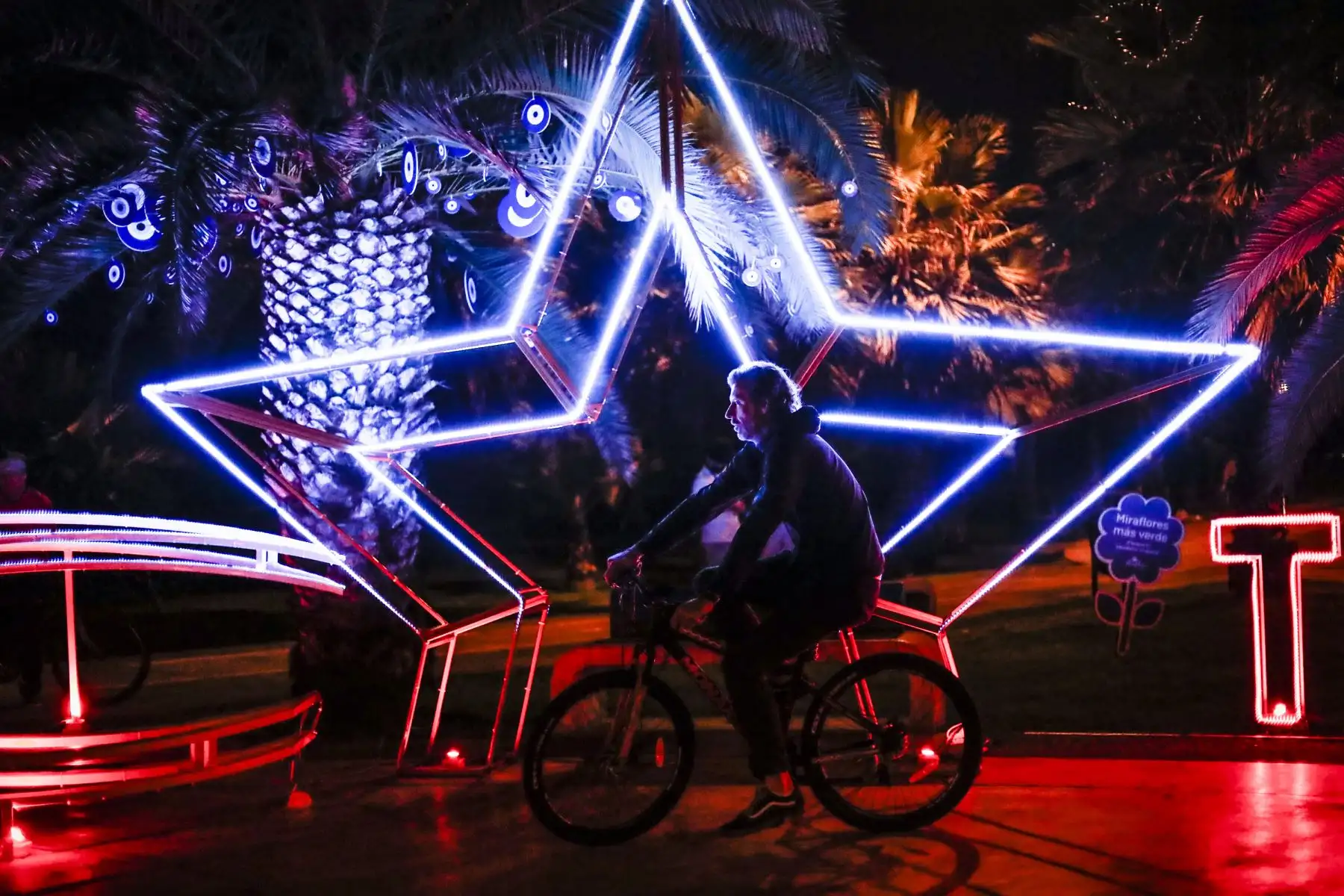 Así se vive la magia de la Navidad en Malecón Grau de Miraflores. Foto: ANDINA/Renato Pajuelo