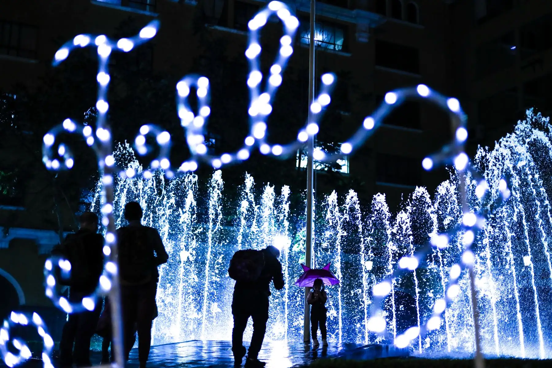 Así se vive la magia de la Navidad en la Plaza de Armas de Lima. Foto: ANDINA/Renato Pajuelo