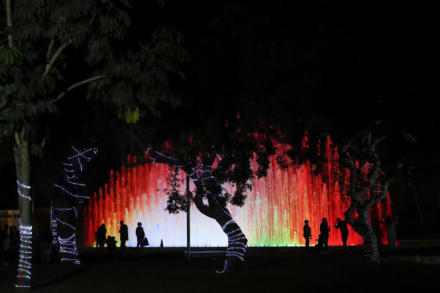 Decenas de familias disfrutan del Camino Mágico de Papanoel en el Parque de las Aguas. Foto: ANDINA/Renato Pajuelo