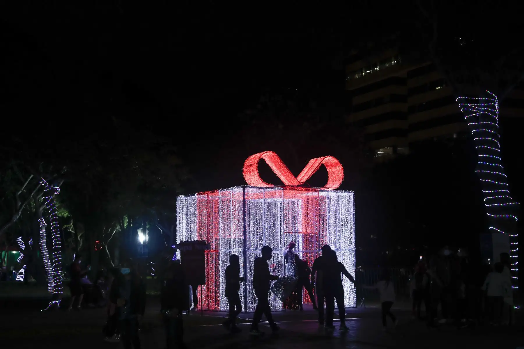 Decenas de familias disfrutan del Camino Mágico de Papanoel en el Parque de las Aguas. Foto: ANDINA/Renato Pajuelo