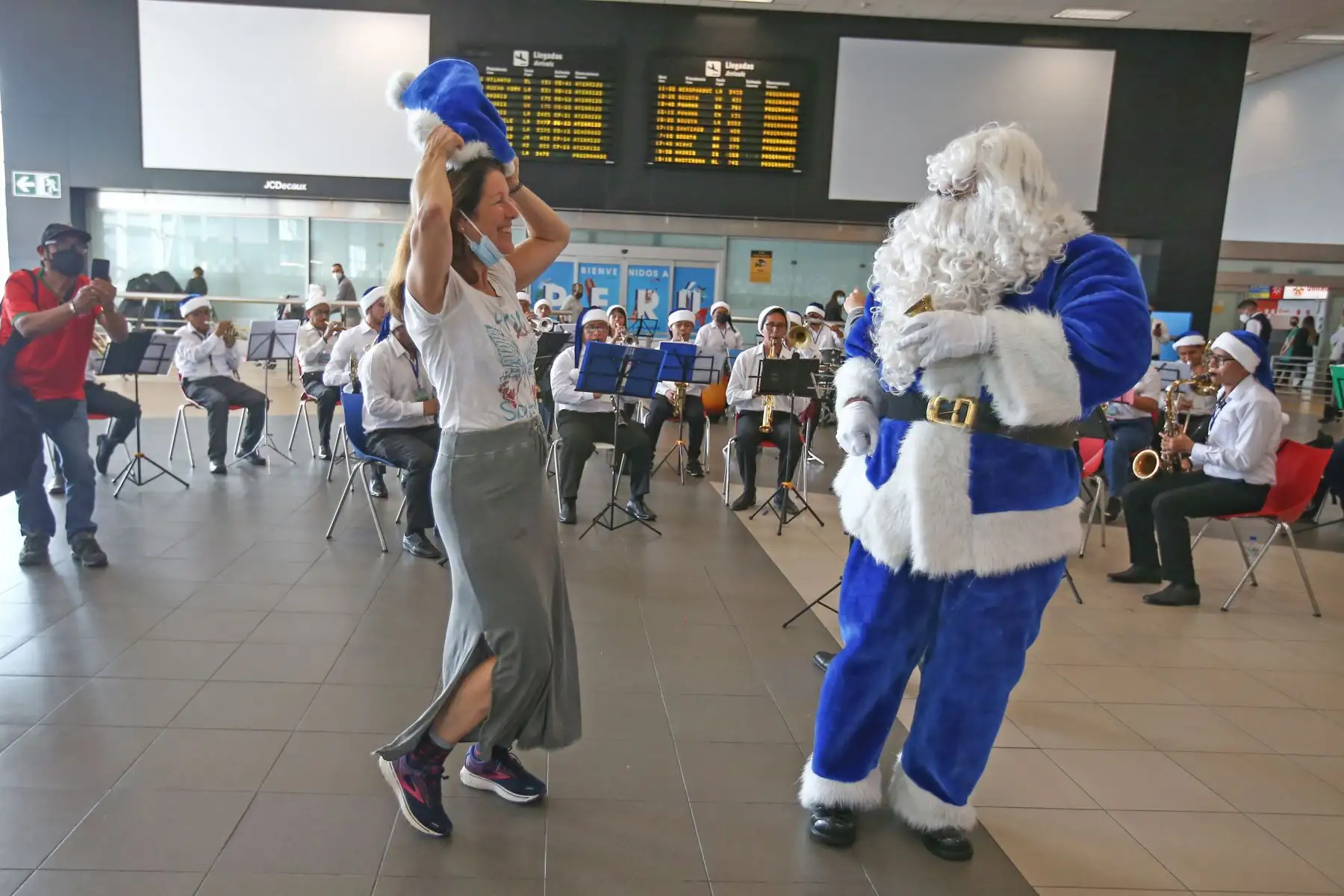 Como parte de las actividades por fiestas navideñas y de fin de año, LAP presentó el show “Bandeando en el Jorge Chávez”, espectáculo que contó con la participación de 30 músicos, entre niños, jóvenes y adultos del Callao; quienes conforman el proyecto “Bandeando”, que es una iniciativa impulsada por la Banda Sinfónica de La Marina de Guerra del Perú y el Colegio Peruano Chino, de la mano con el Ministerio de Cultura.
Foto: ANDINA/Vidal Tarqui