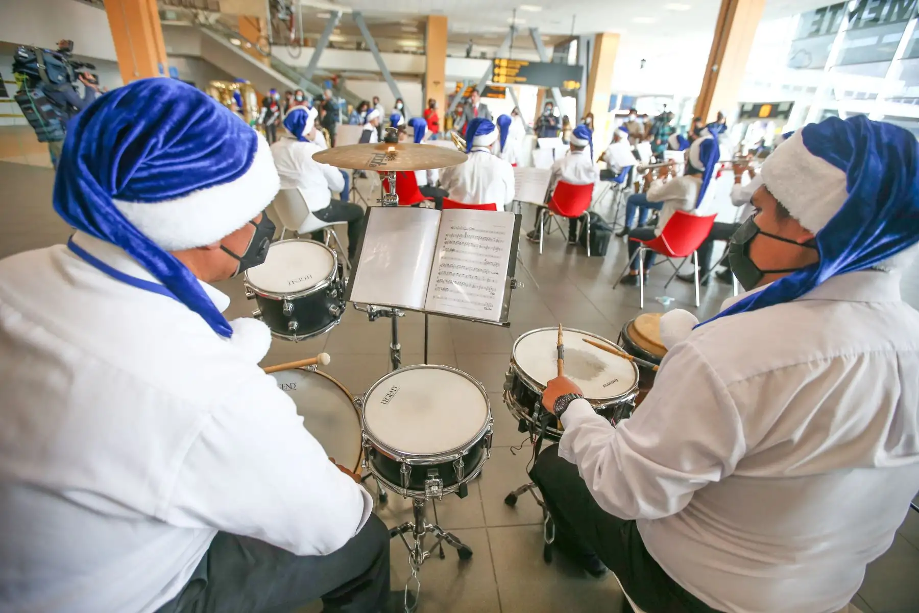 Como parte de las actividades por fiestas navideñas y de fin de año, LAP presentó el show “Bandeando en el Jorge Chávez”, espectáculo que contó con la participación de 30 músicos, entre niños, jóvenes y adultos del Callao; quienes conforman el proyecto “Bandeando”, que es una iniciativa impulsada por la Banda Sinfónica de La Marina de Guerra del Perú y el Colegio Peruano Chino, de la mano con el Ministerio de Cultura.
Foto: ANDINA/Vidal Tarqui