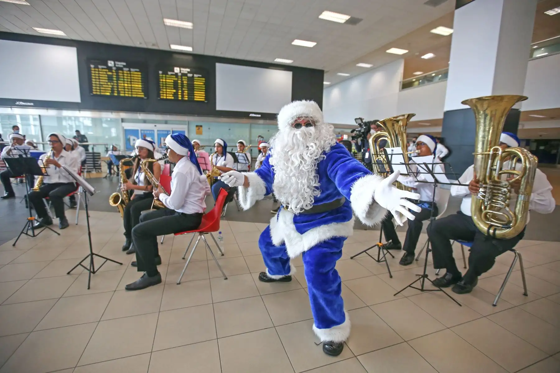 Como parte de las actividades por fiestas navideñas y de fin de año, LAP presentó el show “Bandeando en el Jorge Chávez”, espectáculo que contó con la participación de 30 músicos, entre niños, jóvenes y adultos del Callao; quienes conforman el proyecto “Bandeando”, que es una iniciativa impulsada por la Banda Sinfónica de La Marina de Guerra del Perú y el Colegio Peruano Chino, de la mano con el Ministerio de Cultura.
Foto: ANDINA/Vidal Tarqui
