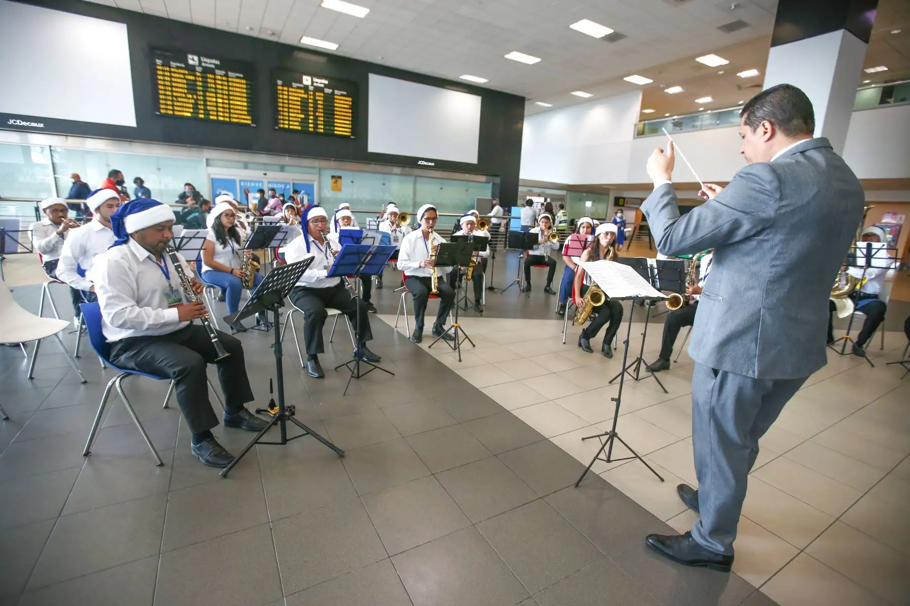 Como parte de las actividades por fiestas navideñas y de fin de año, LAP presentó el show “Bandeando en el Jorge Chávez”, espectáculo que contó con la participación de 30 músicos, entre niños, jóvenes y adultos del Callao; quienes conforman el proyecto “Bandeando”, que es una iniciativa impulsada por la Banda Sinfónica de La Marina de Guerra del Perú y el Colegio Peruano Chino, de la mano con el Ministerio de Cultura.
Foto: ANDINA/Vidal Tarqui