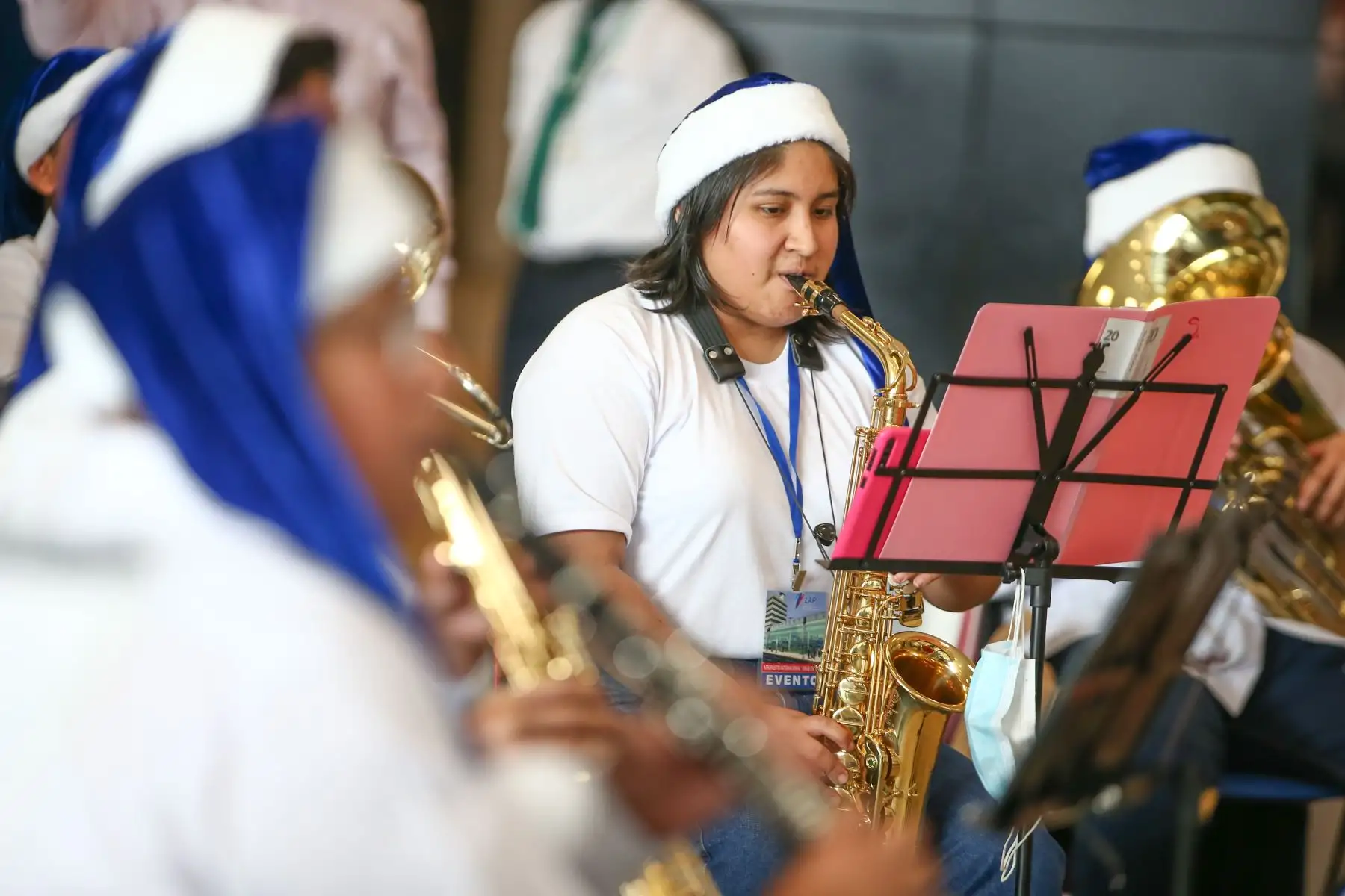 Como parte de las actividades por fiestas navideñas y de fin de año, LAP presentó el show “Bandeando en el Jorge Chávez”, espectáculo que contó con la participación de 30 músicos, entre niños, jóvenes y adultos del Callao; quienes conforman el proyecto “Bandeando”, que es una iniciativa impulsada por la Banda Sinfónica de La Marina de Guerra del Perú y el Colegio Peruano Chino, de la mano con el Ministerio de Cultura.
Foto: ANDINA/Vidal Tarqui