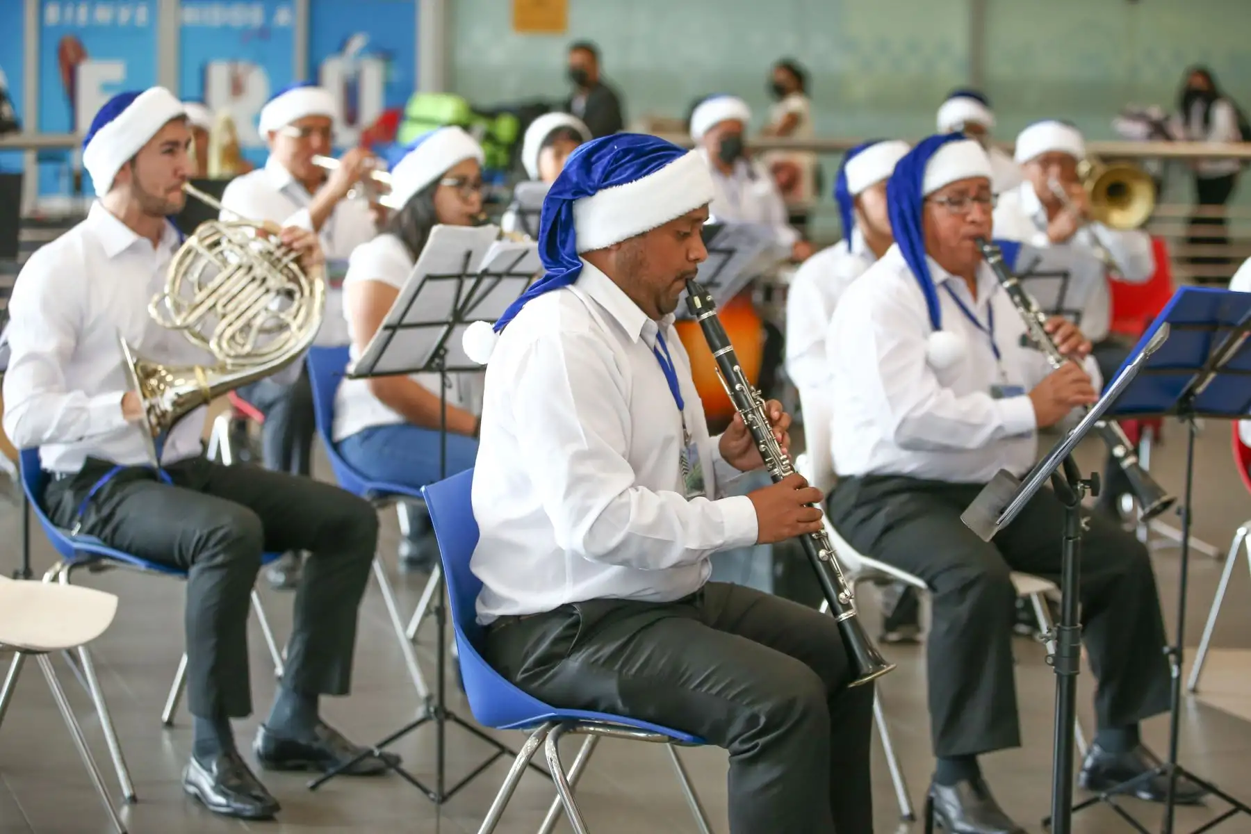 Como parte de las actividades por fiestas navideñas y de fin de año, LAP presentó el show “Bandeando en el Jorge Chávez”, espectáculo que contó con la participación de 30 músicos, entre niños, jóvenes y adultos del Callao; quienes conforman el proyecto “Bandeando”, que es una iniciativa impulsada por la Banda Sinfónica de La Marina de Guerra del Perú y el Colegio Peruano Chino, de la mano con el Ministerio de Cultura.
Foto: ANDINA/Vidal Tarqui