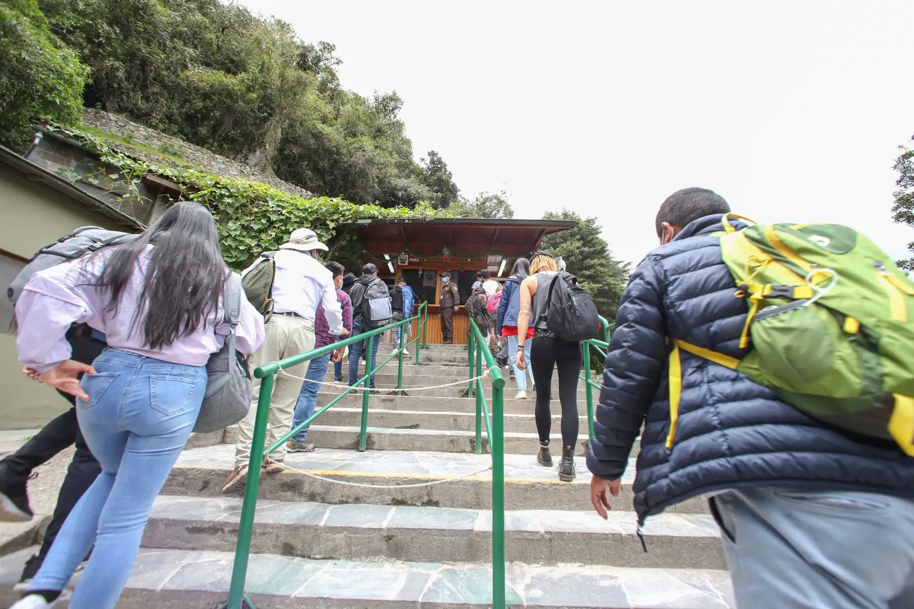 Cientos de turistas nacionales y extranjeros hacen largas colas para visitar la fortaleza Inca. La cuidadela sigue siendo uno de los destinos turísticos más atractivos país. 
Foto: ANDINA/César García