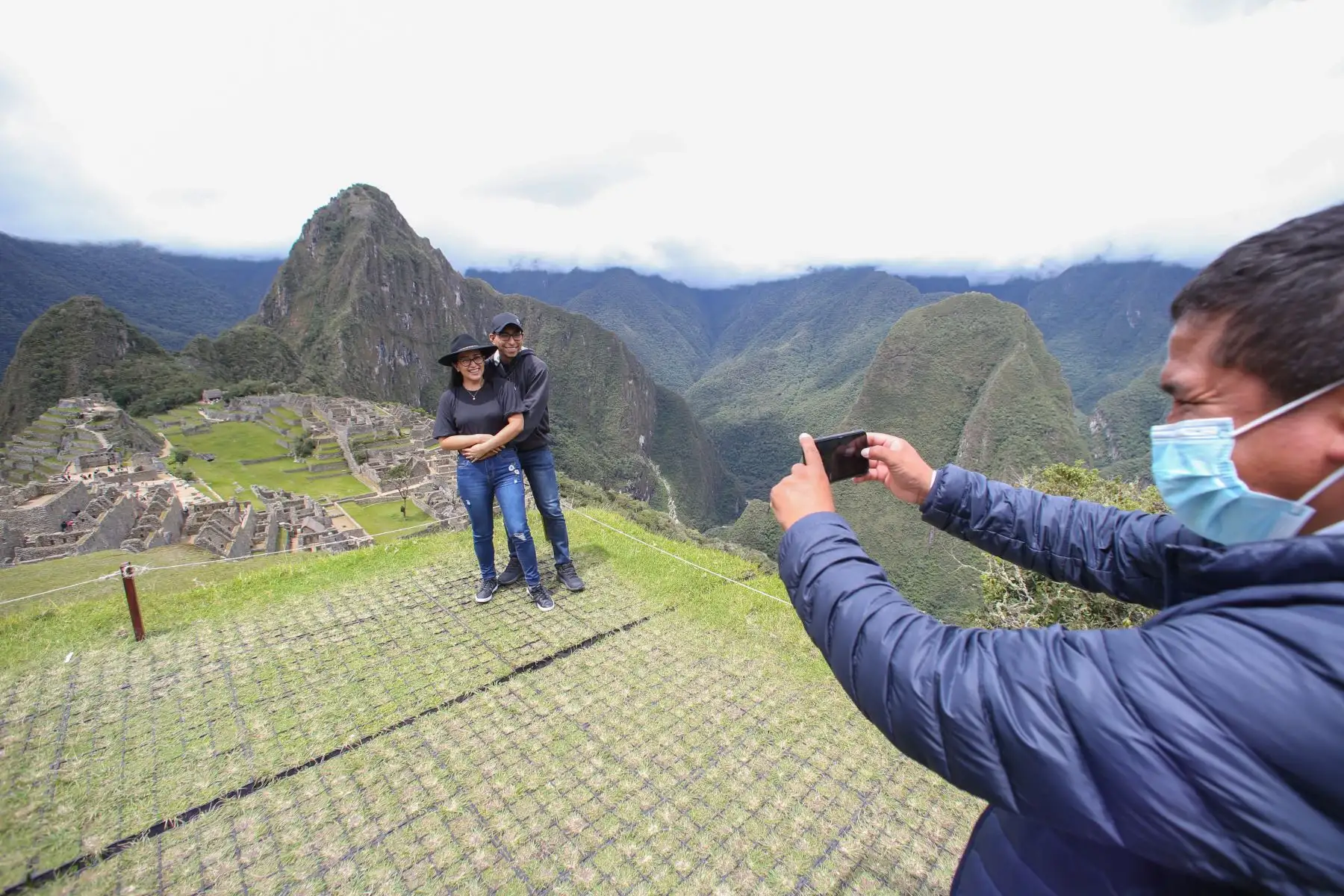 Cientos de turistas nacionales y extranjeros hacen largas colas para visitar la fortaleza Inca. La cuidadela sigue siendo uno de los destinos turísticos más atractivos país. 
Foto: ANDINA/César García