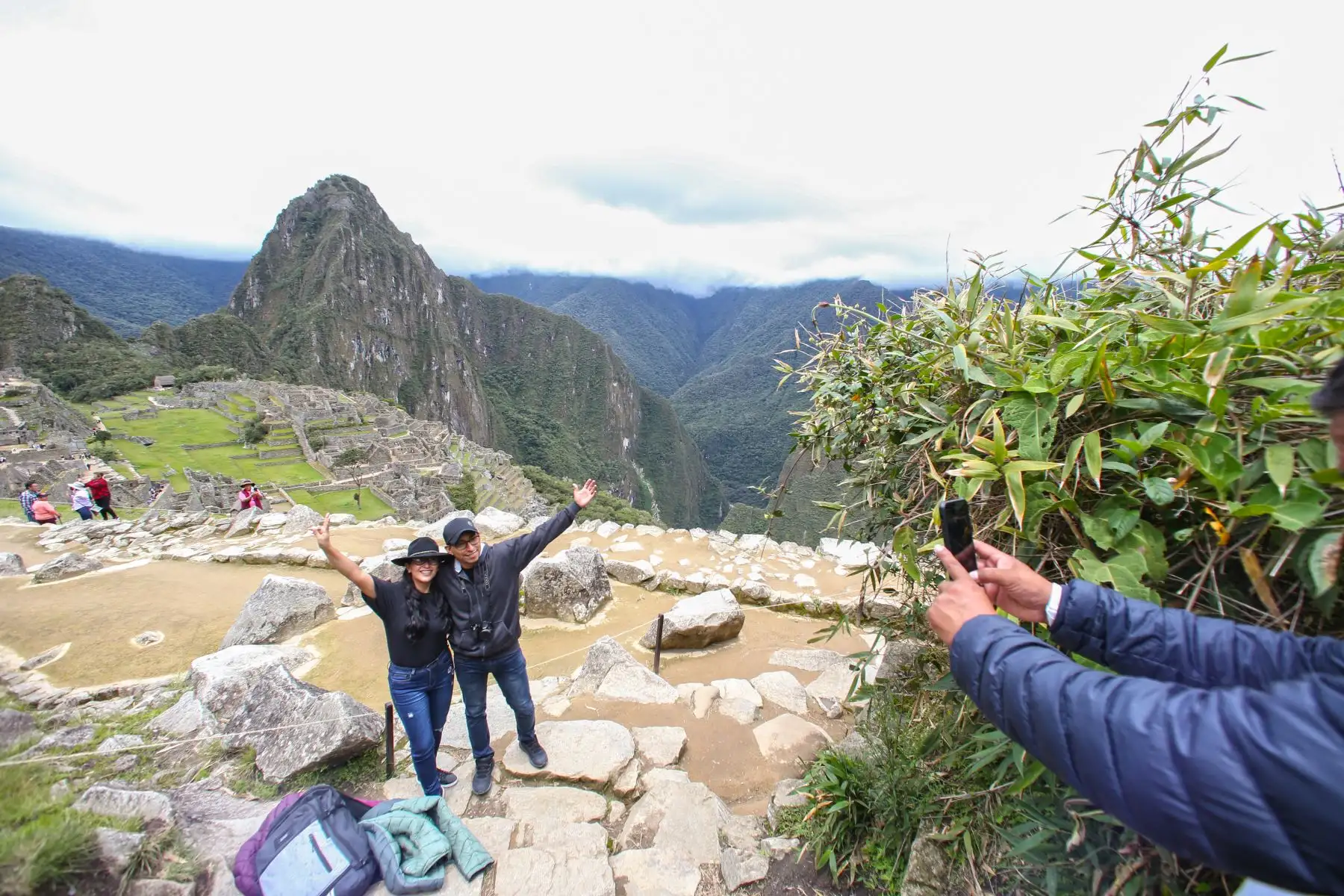 Cientos de turistas nacionales y extranjeros hacen largas colas para visitar la fortaleza Inca. La cuidadela sigue siendo uno de los destinos turísticos más atractivos país. 
Foto: ANDINA/César García