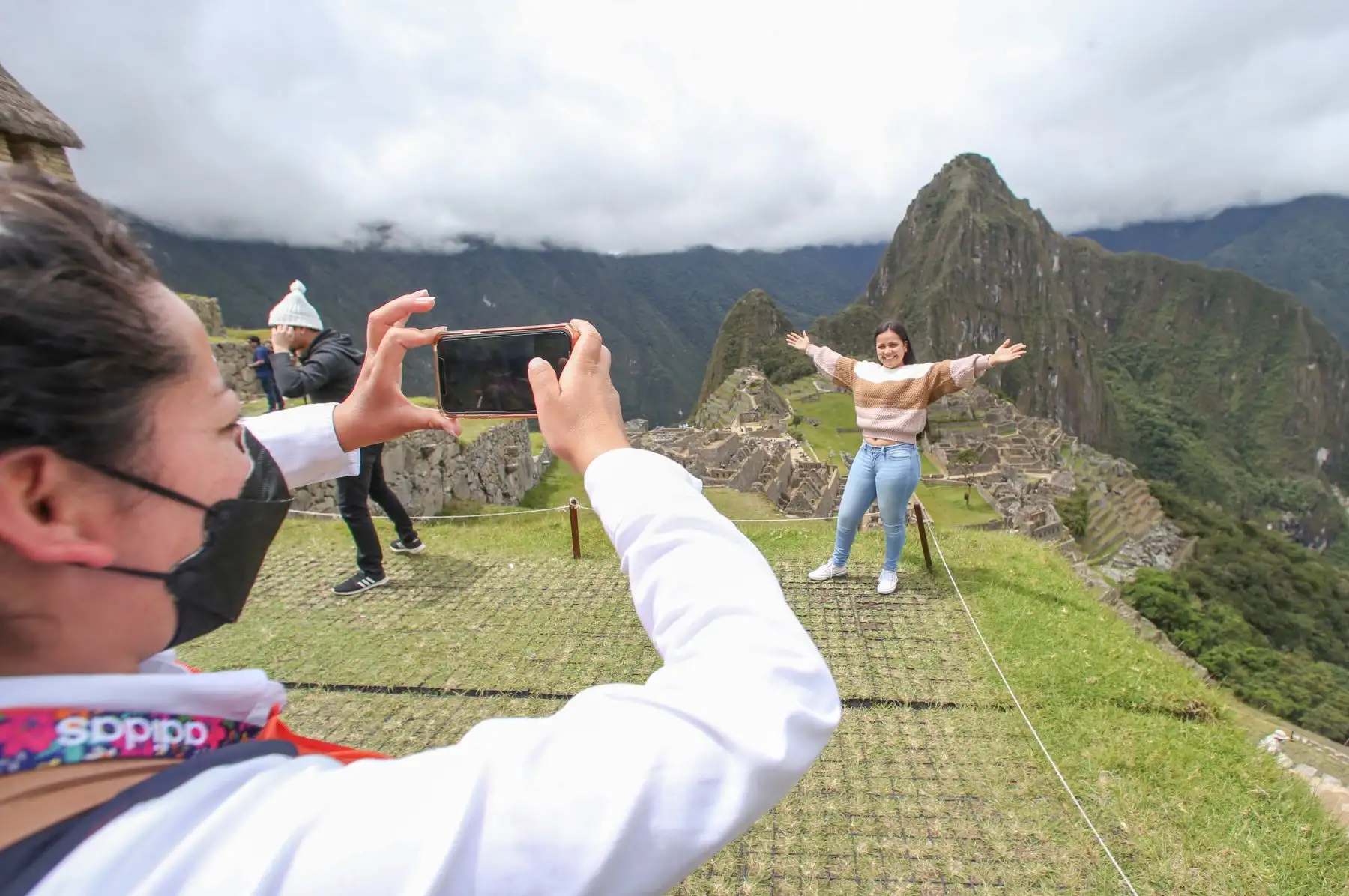 Cientos de turistas nacionales y extranjeros hacen largas colas para visitar la fortaleza Inca. La cuidadela sigue siendo uno de los destinos turísticos más atractivos país. 
Foto: ANDINA/César García