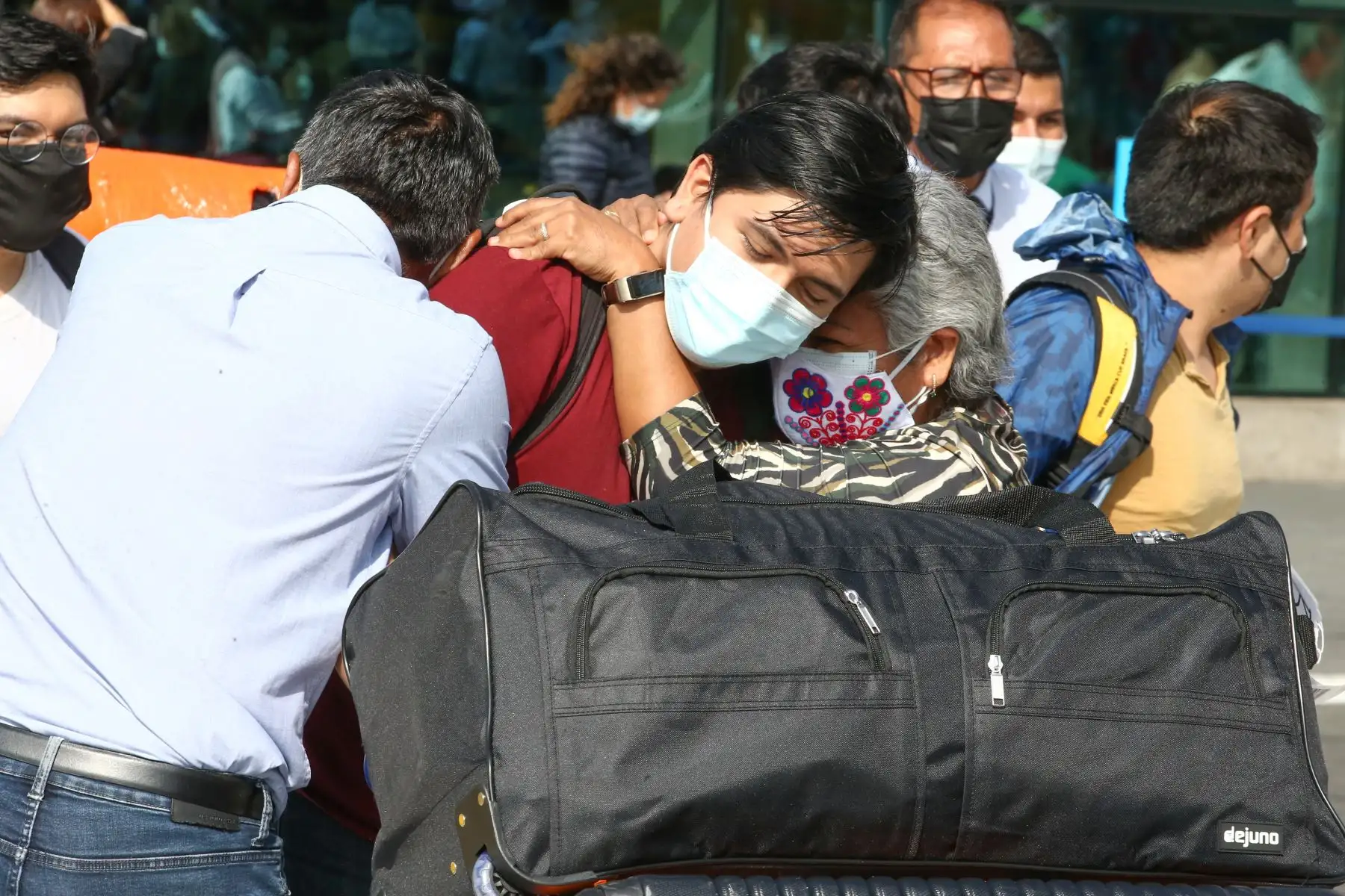 A vísperas de la celebración Navideña el aeropuerto Jorge Chávez se llena de emotivos abrazos y besos donde los protagonistas son las familias que se reencuentran con sus seres queridos. Muchos viajeros llegan al país a pasar las fiestas de Navidad y Fin de Año.
Foto: ANDINA/Vidal Tarqui