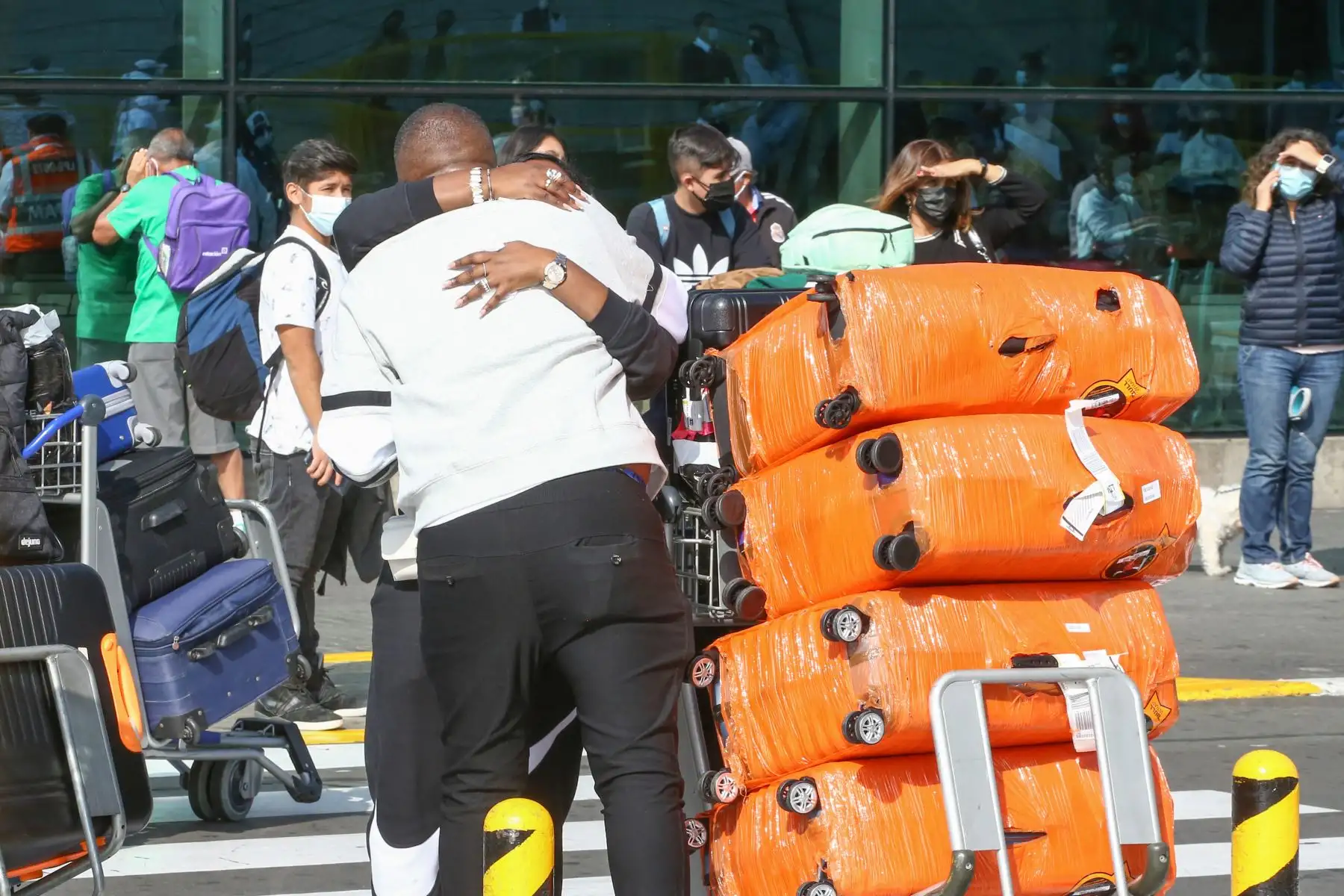 A vísperas de la celebración Navideña el aeropuerto Jorge Chávez se llena de emotivos abrazos y besos donde los protagonistas son las familias que se reencuentran con sus seres queridos. Muchos viajeros llegan al país a pasar las fiestas de Navidad y Fin de Año.