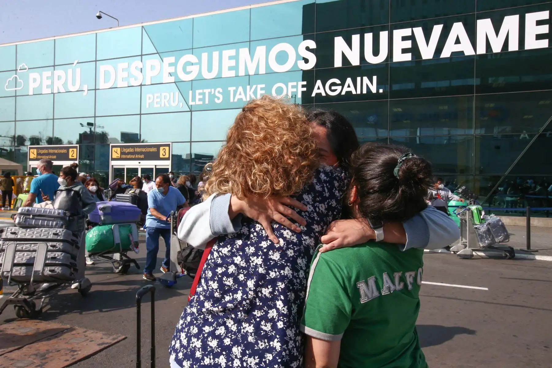 A vísperas de la celebración Navideña el aeropuerto Jorge Chávez se llena de emotivos abrazos y besos donde los protagonistas son las familias que se reencuentran con sus seres queridos. Muchos viajeros llegan al país a pasar las fiestas de Navidad y Fin de Año.