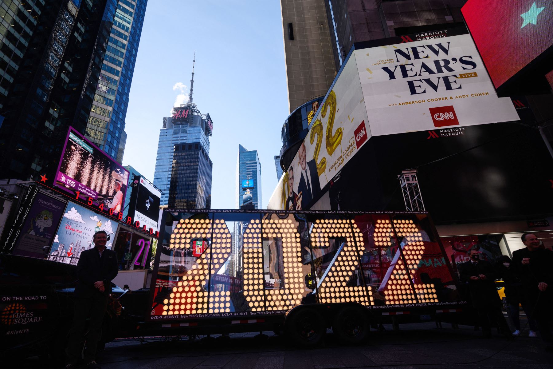Las personas posan para las fotos ante los números de 2022 que se usarán en un evento de cuenta regresiva de año nuevo en Times Square, Nueva York. Foto: AFP