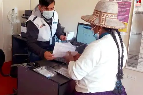 Antes de ir al Banco de la Nación debe verificar si se encuentra en la relación de los beneficiarios de este pago . ANDINA/ SIS