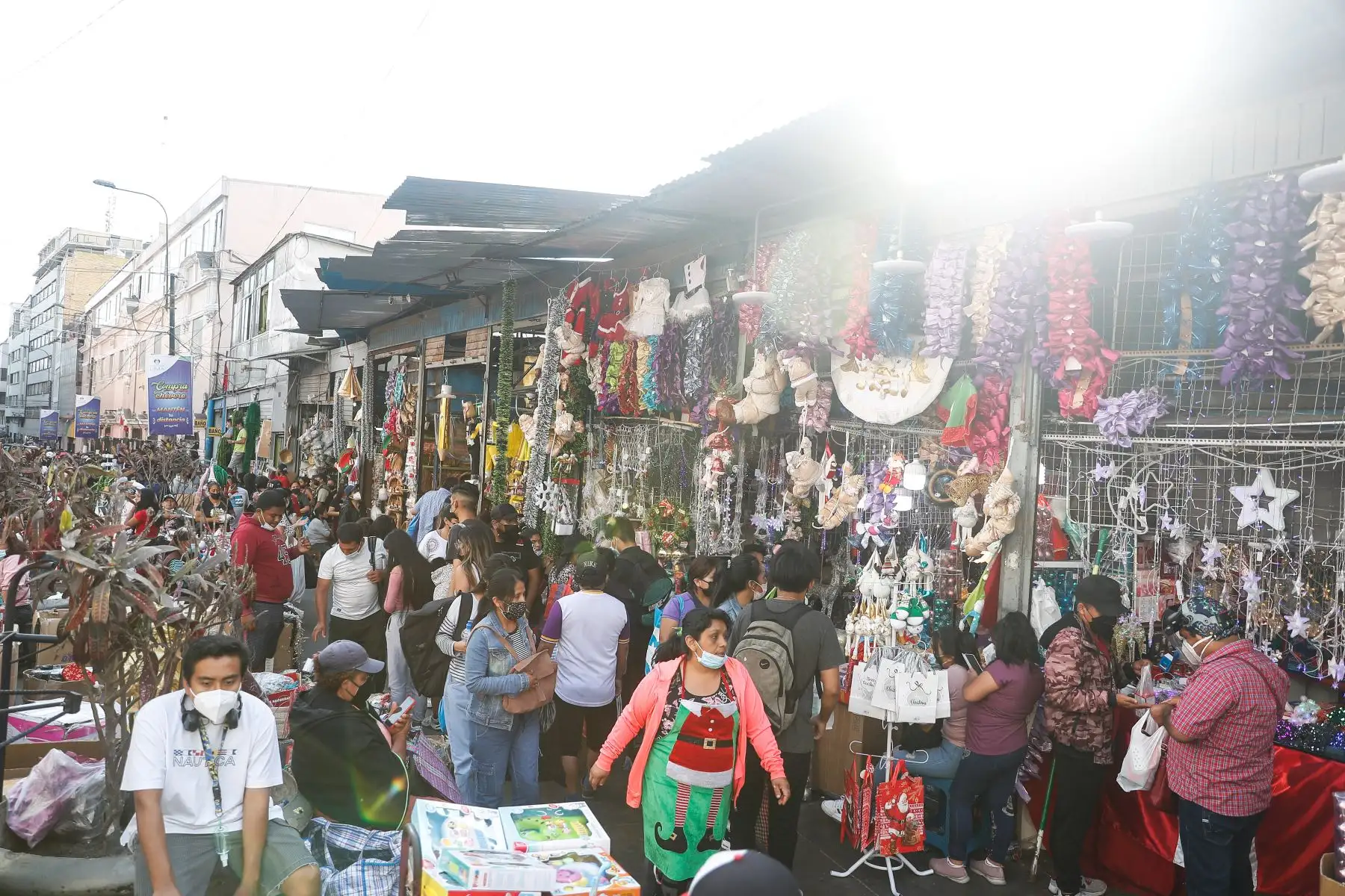 Aumenta la afluencia de público en Mesa Redonda y el Mercado Central a un día de la Noche Buena.
Foto: ANDINA/Renato Pajuelo