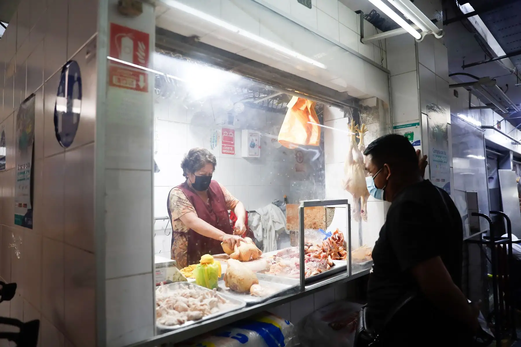 Aumenta la afluencia de público en Mesa Redonda y el Mercado Central a un día de la Noche Buena.
Foto: ANDINA/Renato Pajuelo