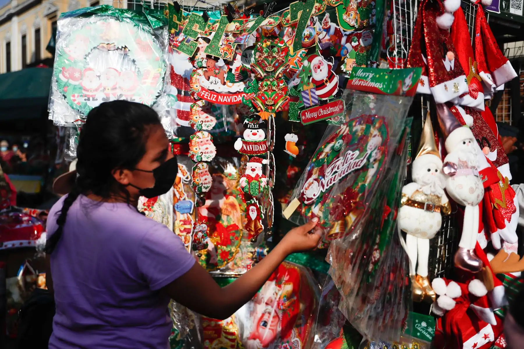 Aumenta la afluencia de público en Mesa Redonda y el Mercado Central a un día de la Noche Buena.
Foto: ANDINA/Renato Pajuelo