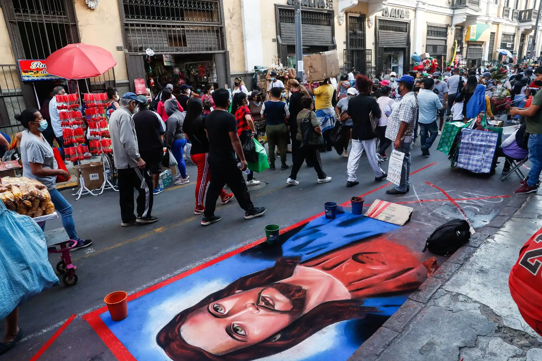 Aumenta la afluencia de público en Mesa Redonda y el Mercado Central a un día de la Noche Buena.
Foto: ANDINA/Renato Pajuelo