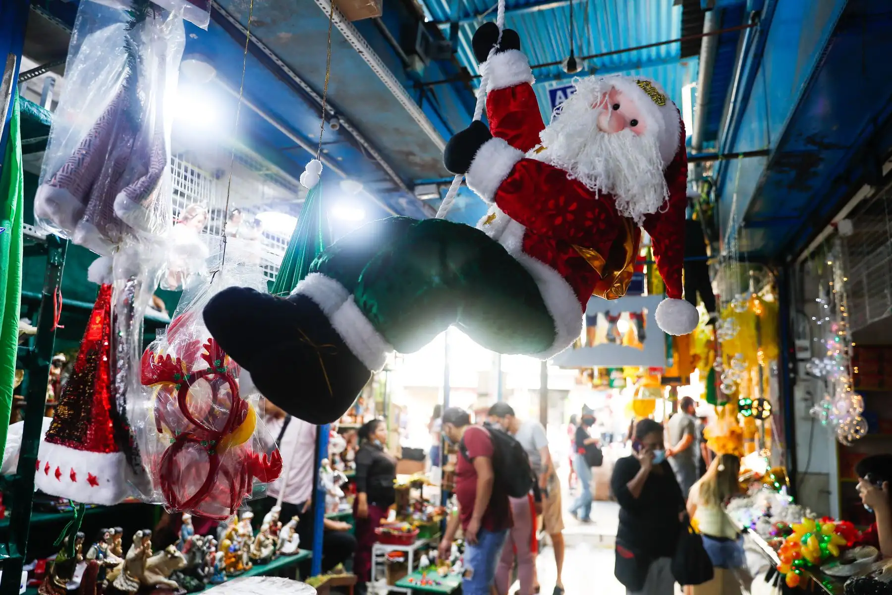 Aumenta la afluencia de público en Mesa Redonda y el Mercado Central a un día de la Noche Buena.
Foto: ANDINA/Renato Pajuelo