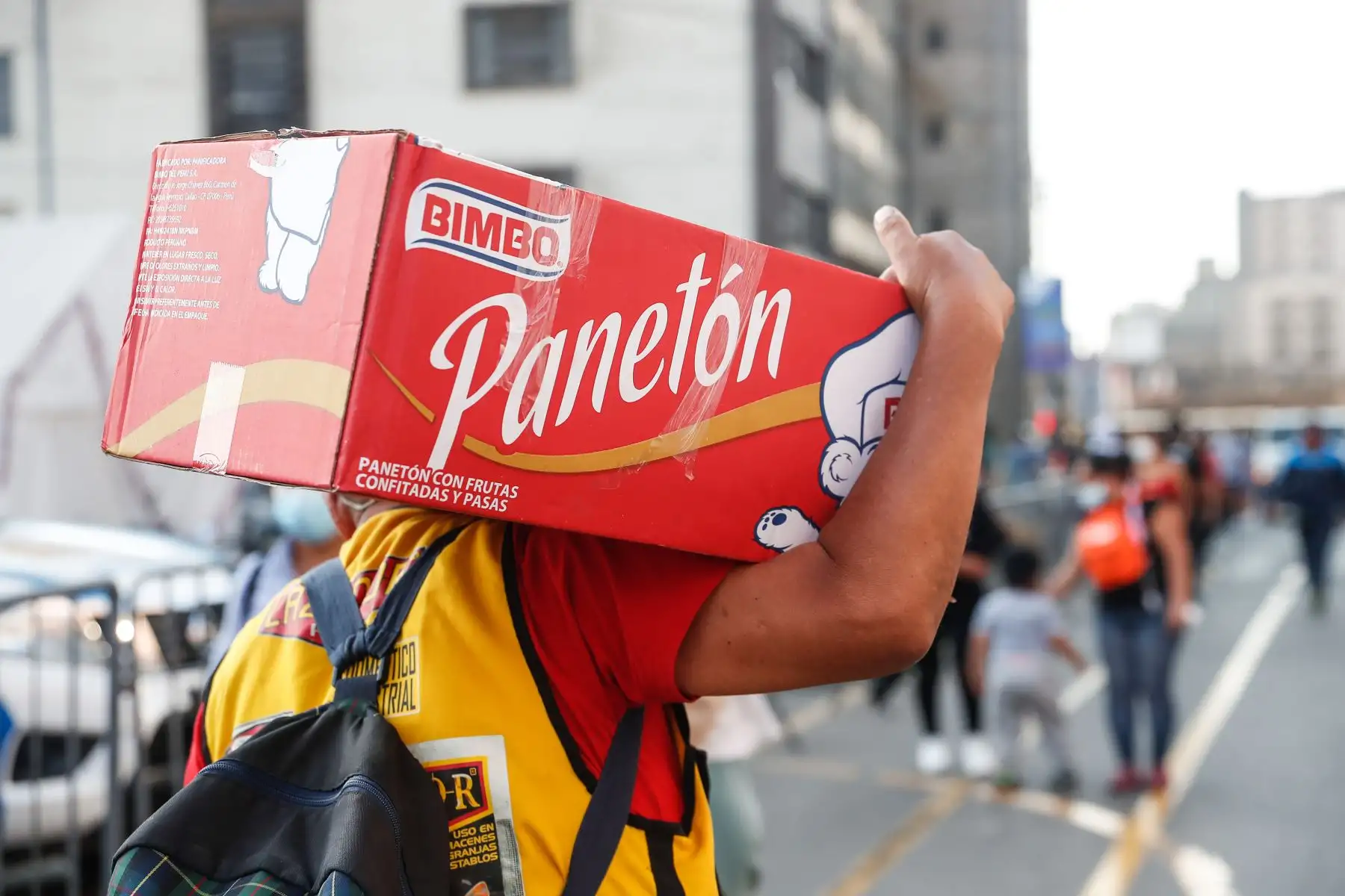 Aumenta la afluencia de público en Mesa Redonda y el Mercado Central a un día de la Noche Buena.
Foto: ANDINA/Renato Pajuelo