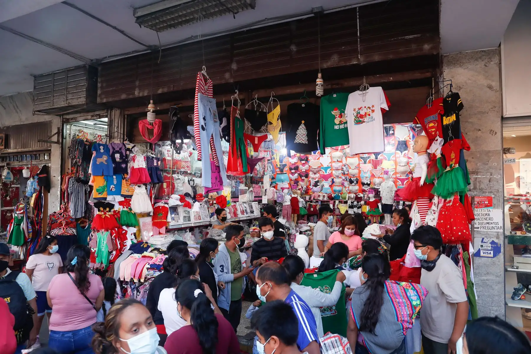 Aumenta la afluencia de público en Mesa Redonda y el Mercado Central a un día de la Noche Buena.
Foto: ANDINA/Renato Pajuelo