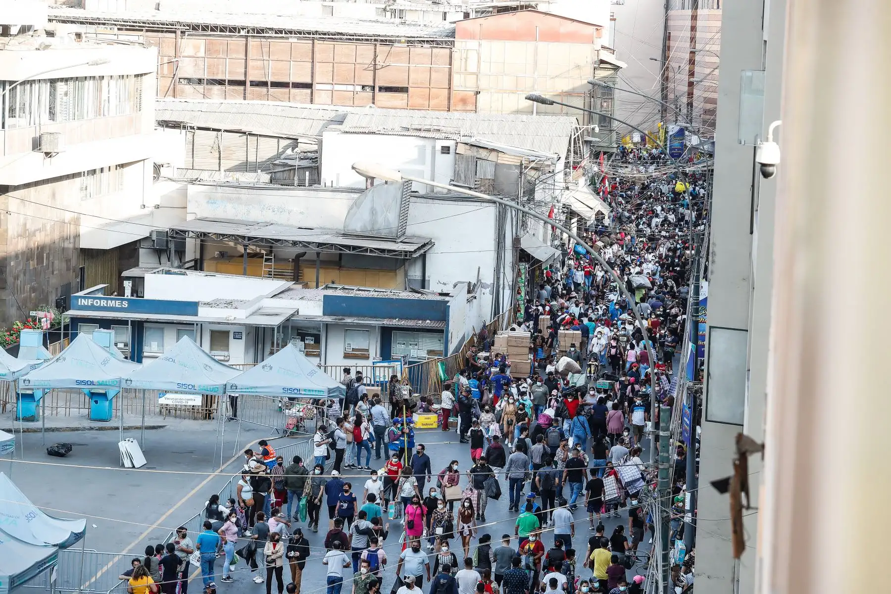 Aumenta la afluencia de público en Mesa Redonda y el Mercado Central a un día de la Noche Buena.
Foto: ANDINA/Renato Pajuelo