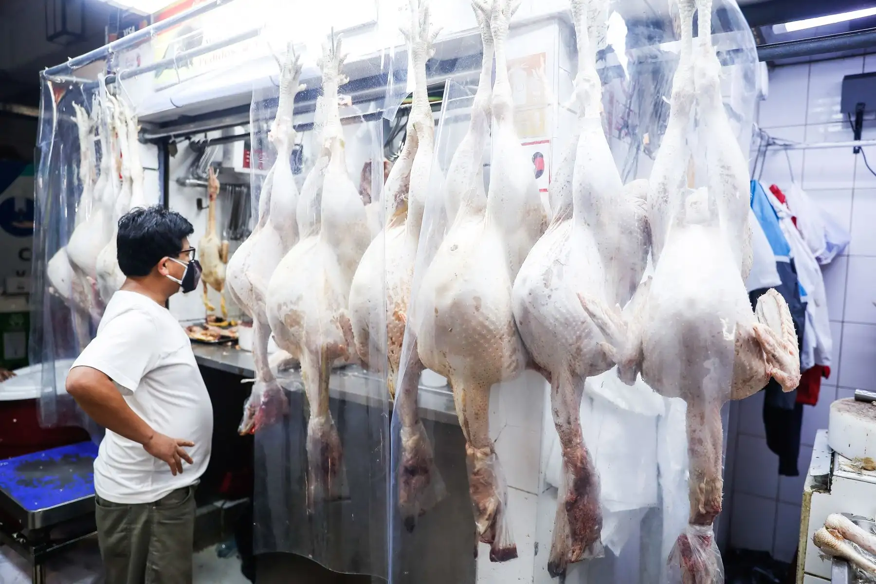 Aumenta la afluencia de público en Mesa Redonda y el Mercado Central a un día de la Noche Buena.
Foto: ANDINA/Renato Pajuelo