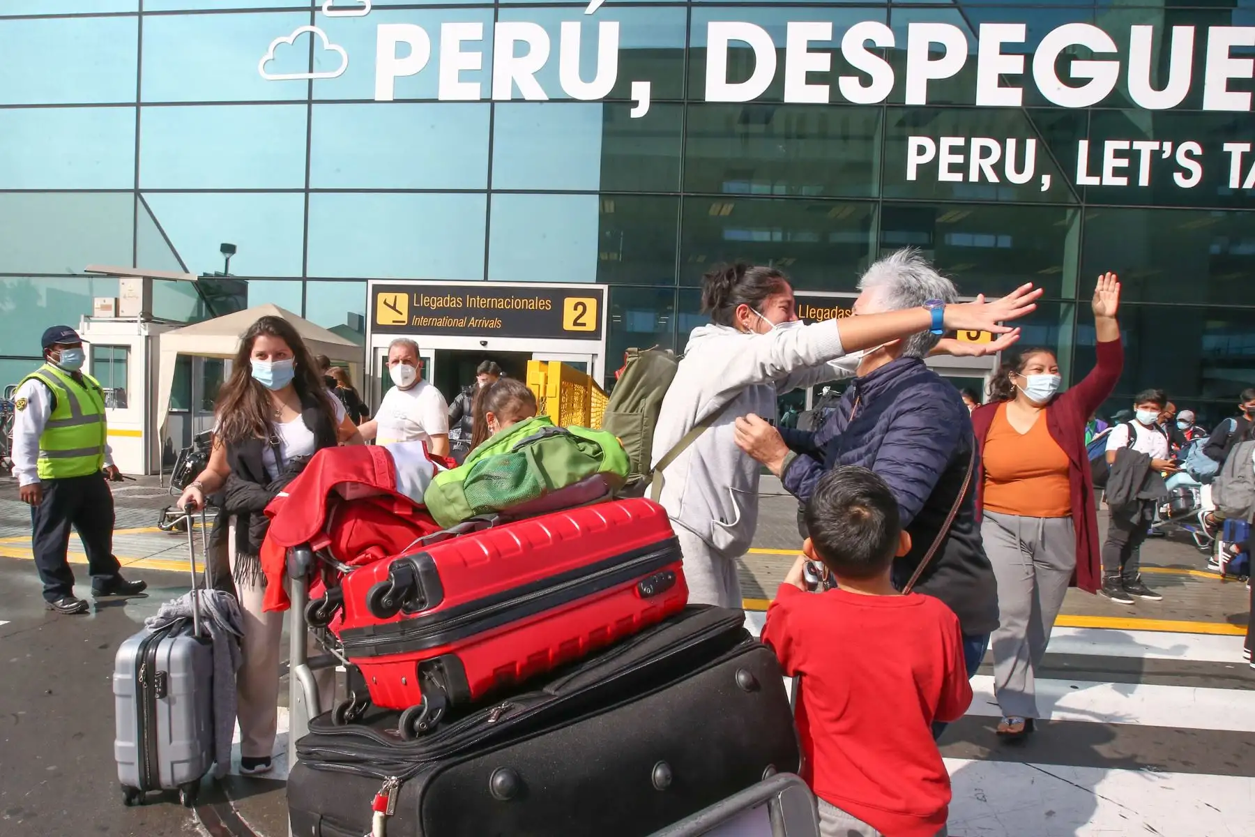 A vísperas de la celebración Navideña el aeropuerto Jorge Chávez se llena de emotivos abrazos y besos donde los protagonistas son las familias que se reencuentran con sus seres queridos. Muchos viajeros llegan al país a pasar las fiestas de Navidad y Fin de Año. Foto: ANDINA/Vidal Tarqui
