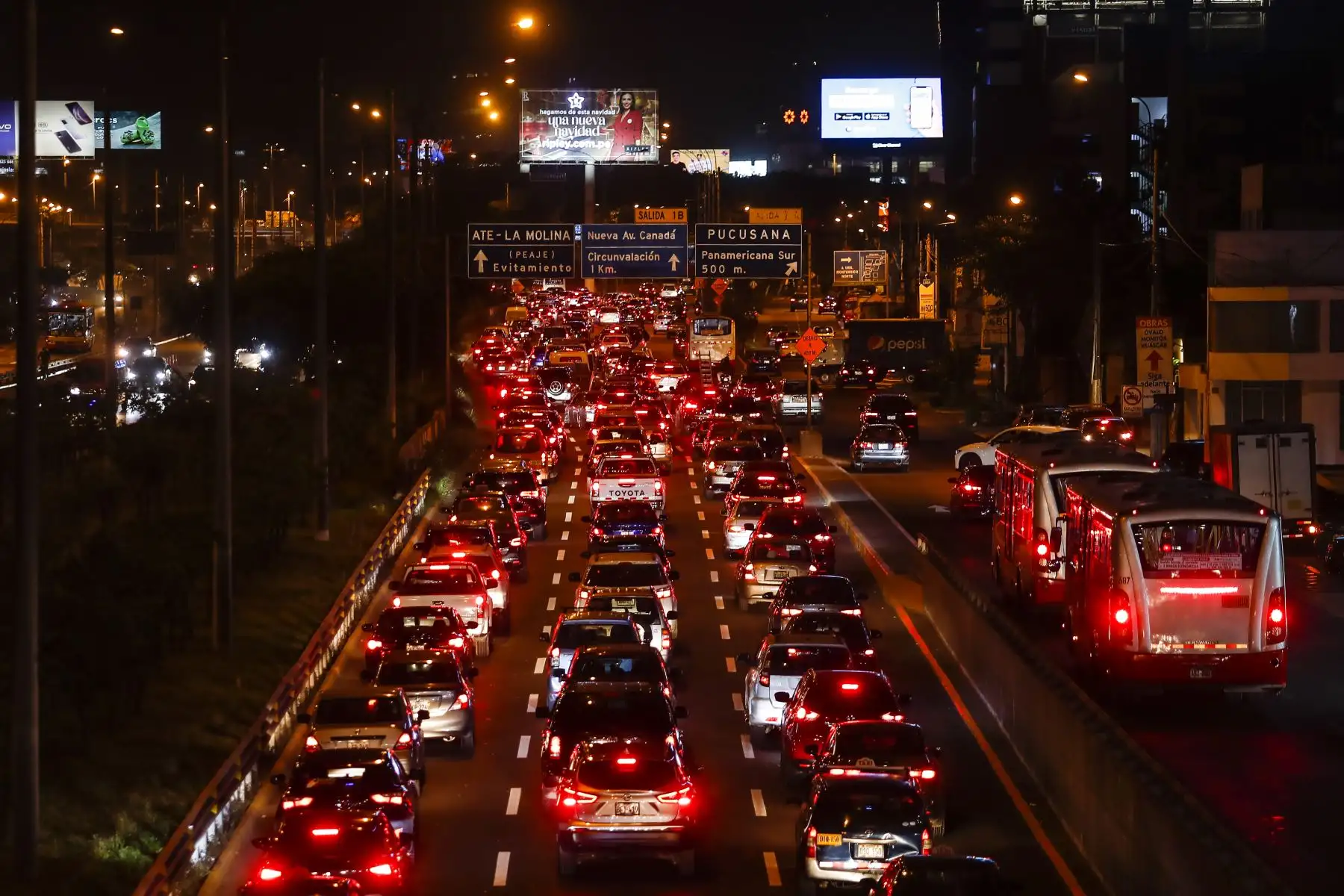 Así luce la AV. Javier Prado en Lima previo a  la Navidad.
Foto: ANDINA/Renato Pajuelo