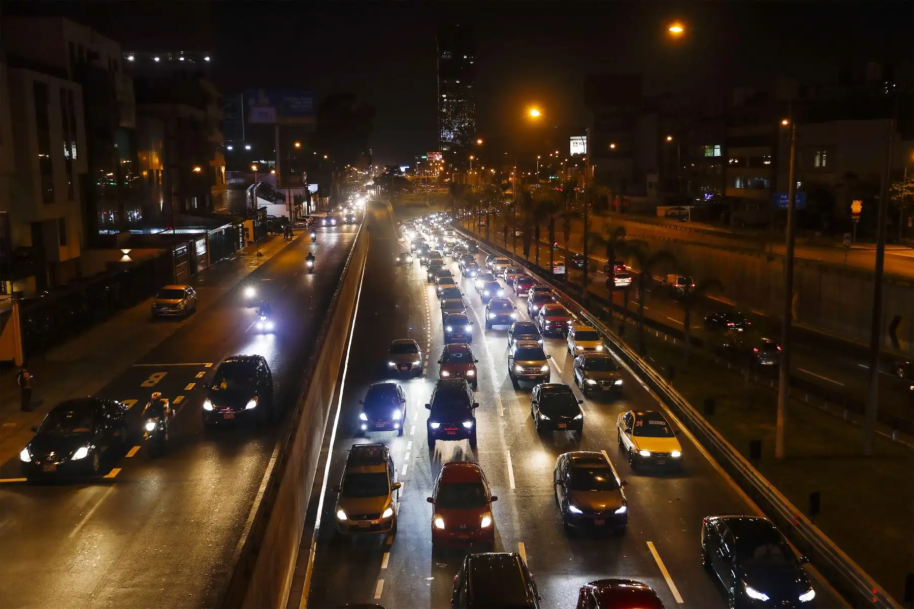 Así luce la AV. Javier Prado en Lima previo a  la Navidad.
Foto: ANDINA/Renato Pajuelo