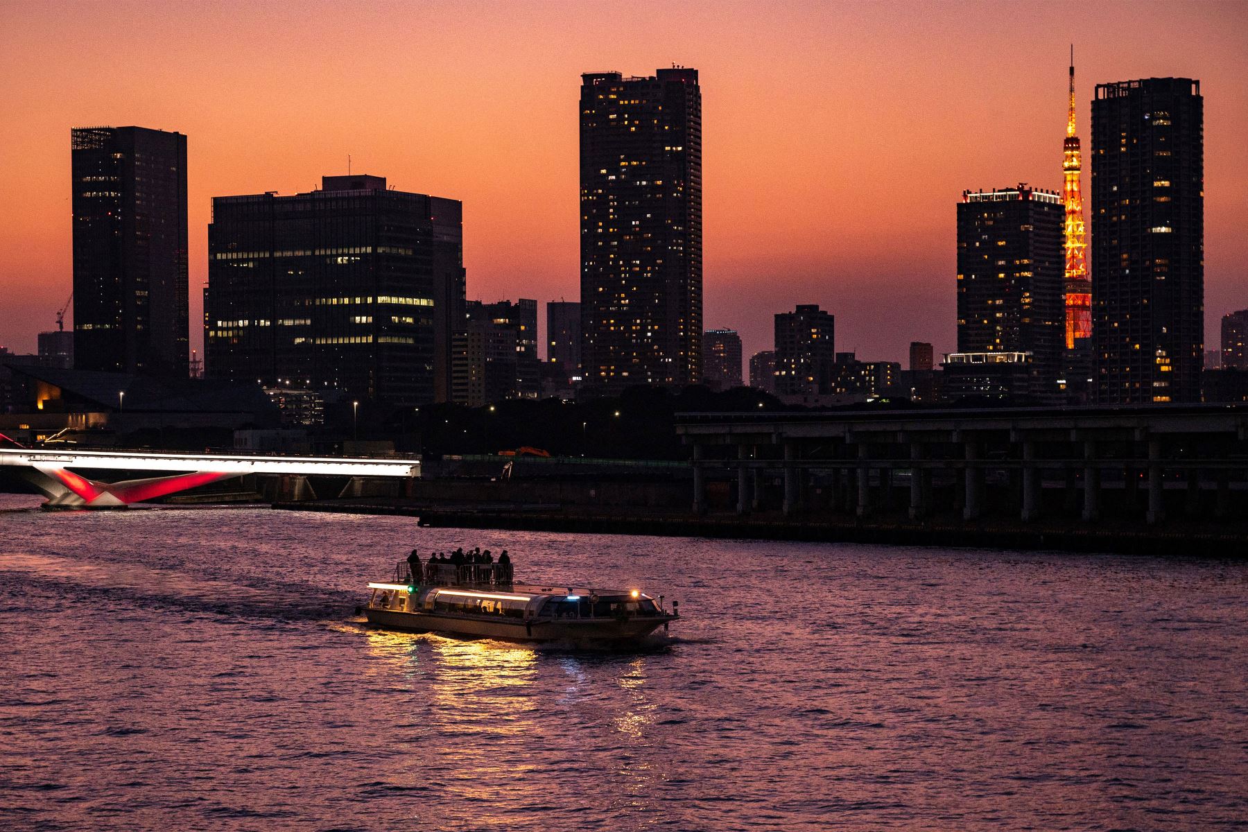 Un barco turístico navega a lo largo del río Sumida, mientras se ve la torre de Tokio. Foto: AFP