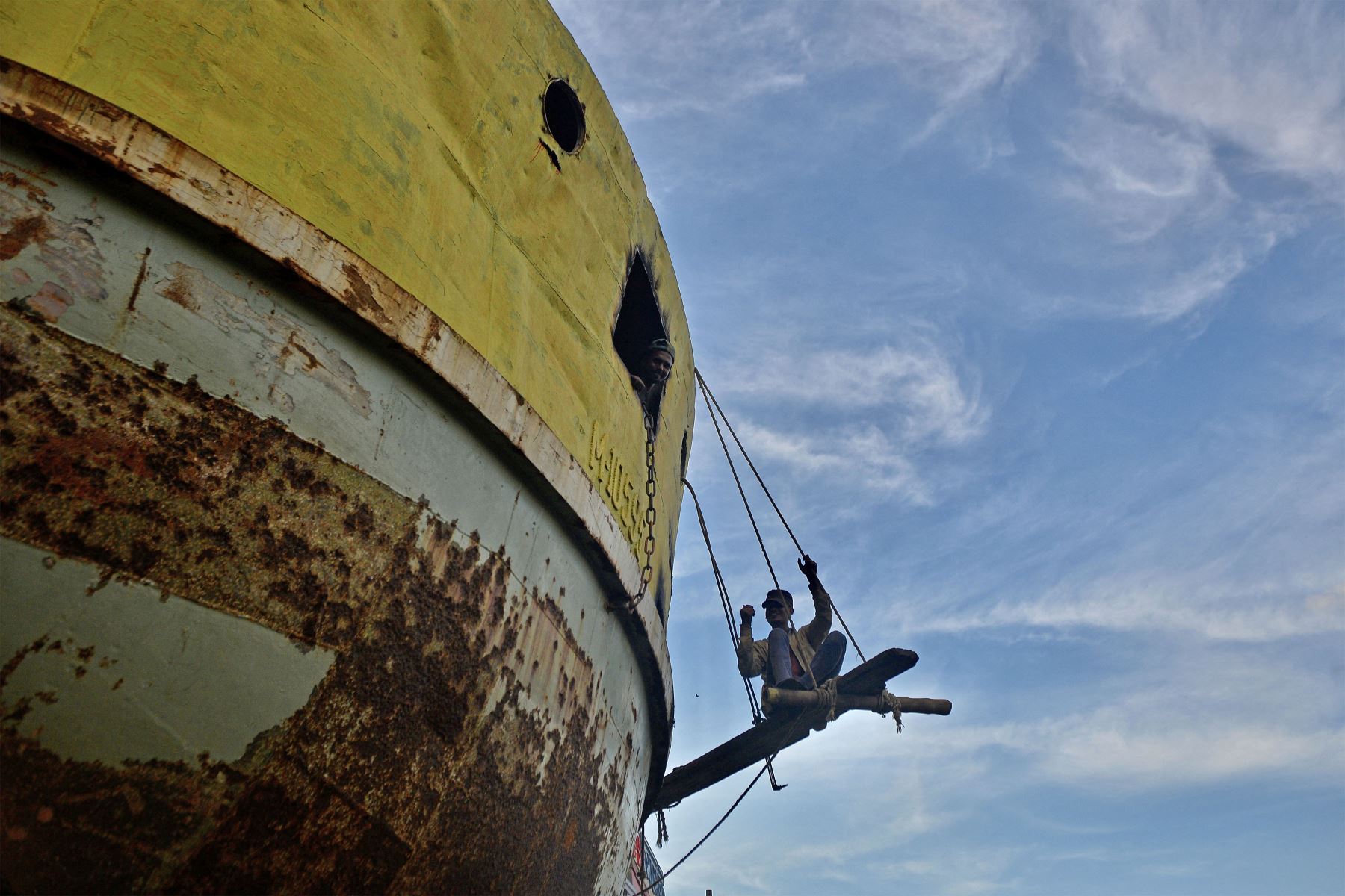 Un trabajador de un astillero realiza trabajos de mantenimiento en un barco. Foto: AFP/Archivo