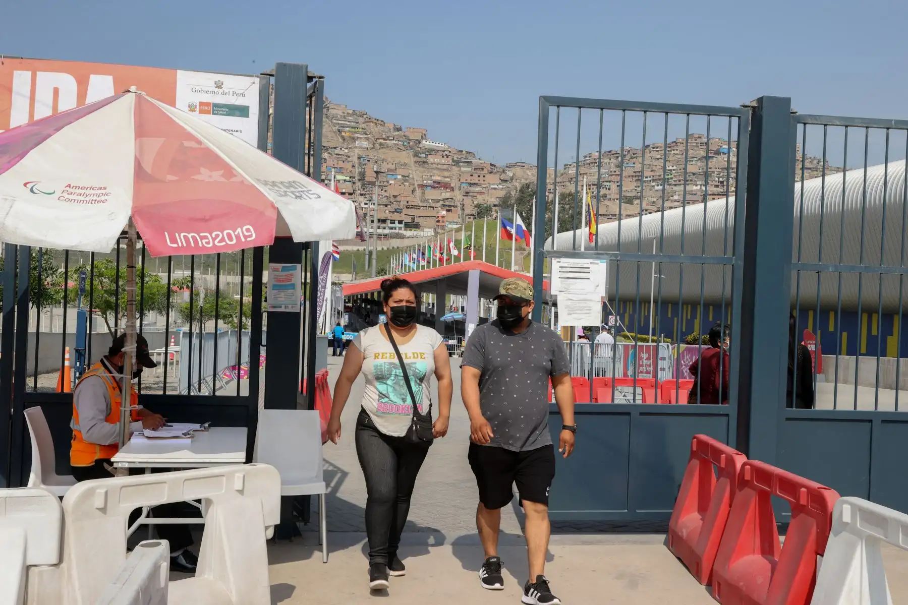 A pocas horas de celebrar la navidad ciudadanos acuden a los distintos centro de vacunación de la ciudad para recibir la dosis contra el Covid-19.
Foto: ANDINA/Vidal Tarqui