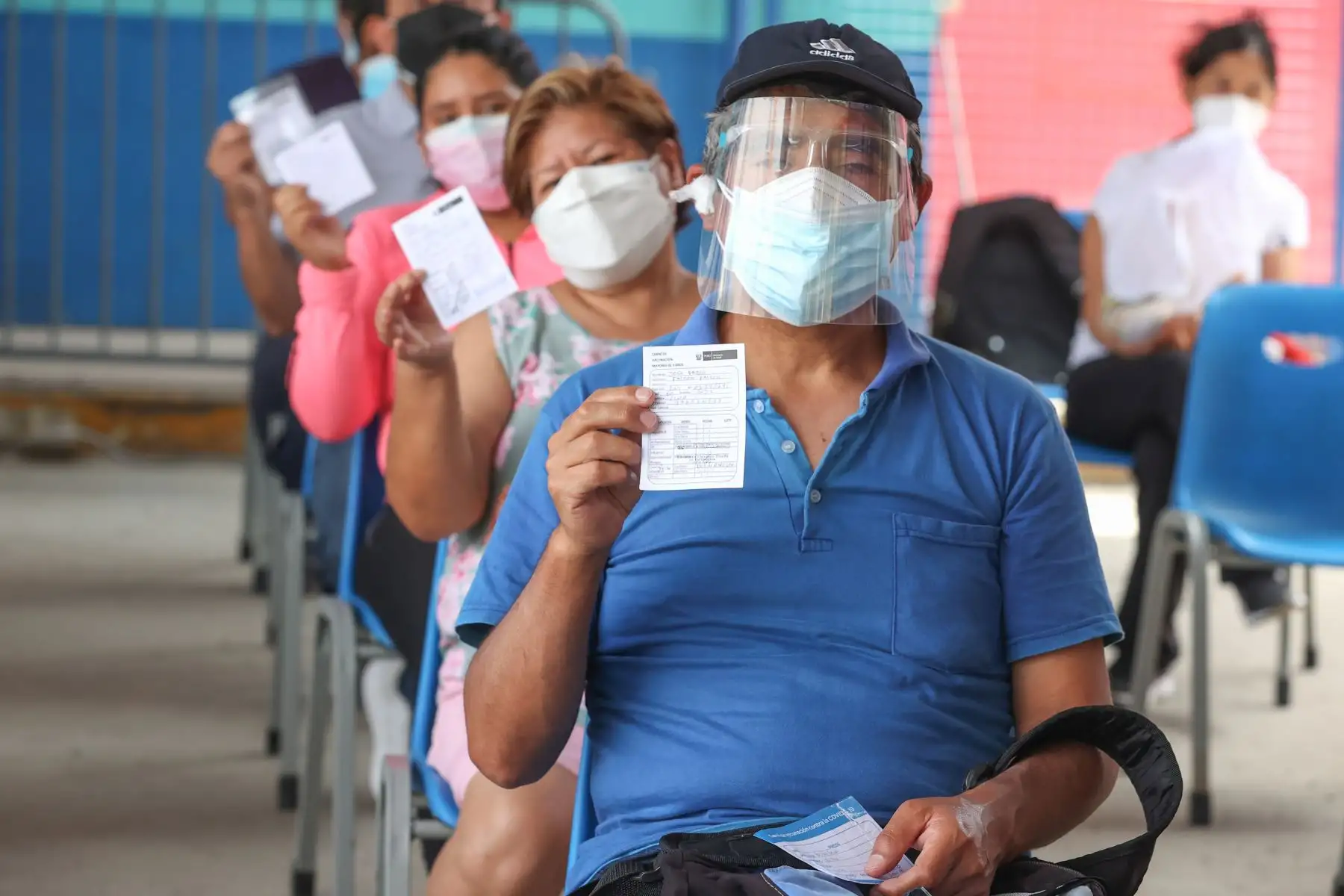 A pocas horas de celebrar la navidad ciudadanos acuden a los distintos centro de vacunación de la ciudad para recibir la dosis contra el Covid-19.
Foto: ANDINA/Vidal Tarqui