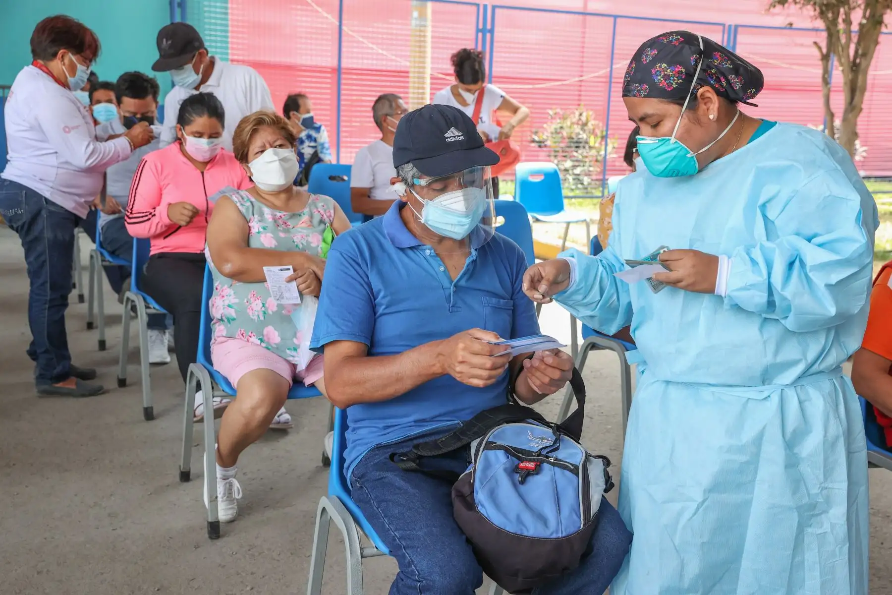 A pocas horas de celebrar la navidad ciudadanos acuden a los distintos centro de vacunación de la ciudad para recibir la dosis contra el Covid-19.
Foto: ANDINA/Vidal Tarqui