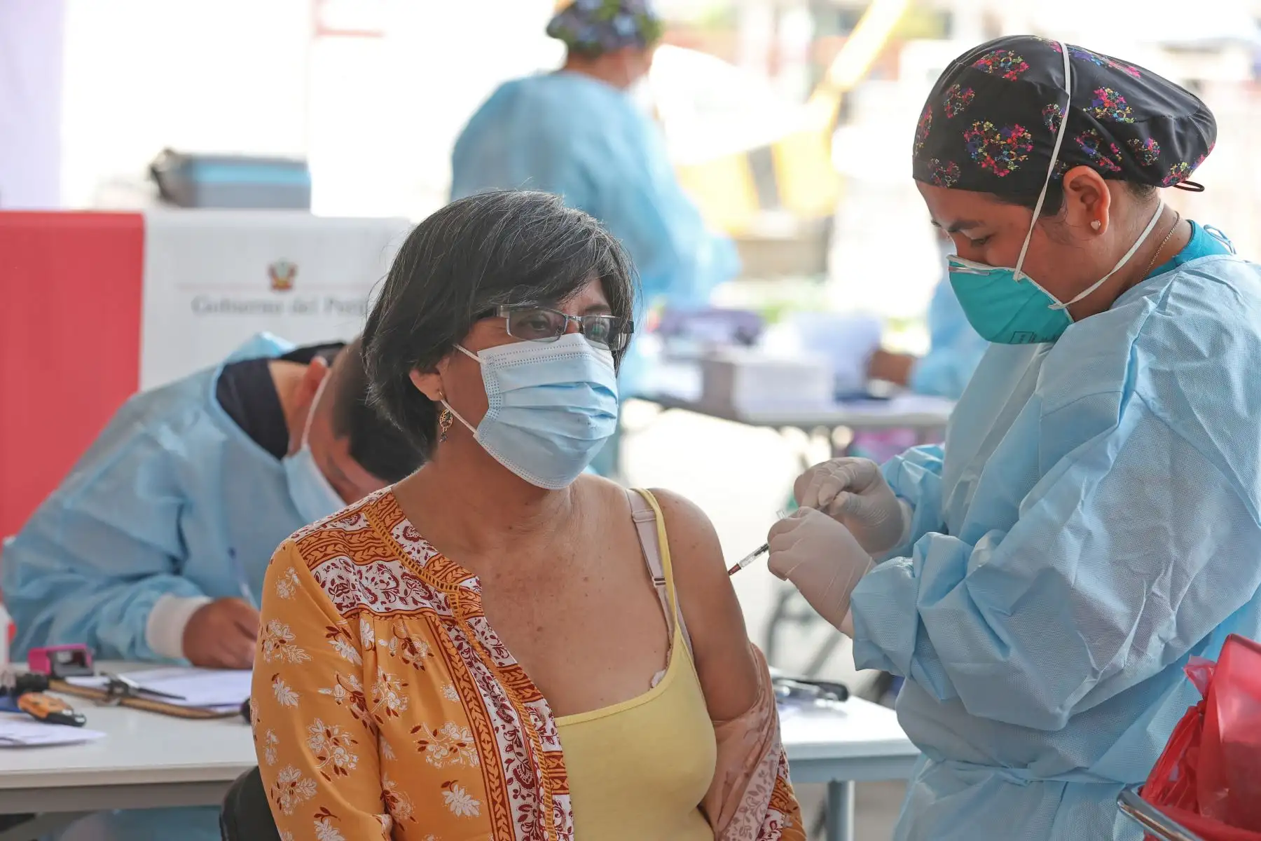 A pocas horas de celebrar la navidad ciudadanos acuden a los distintos centro de vacunación de la ciudad para recibir la dosis contra el Covid-19.
Foto: ANDINA/Vidal Tarqui