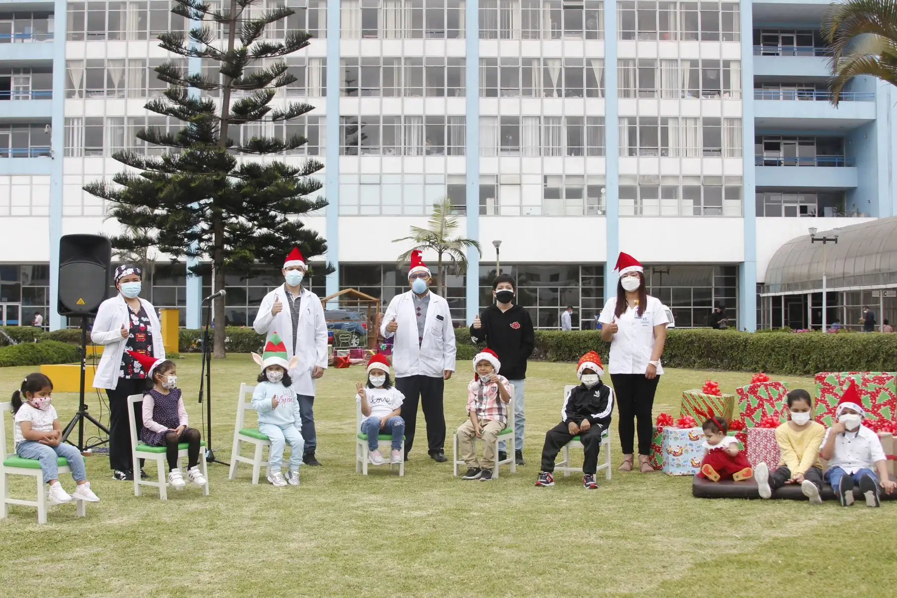 El Hospital Edgardo Rebagliati Martins de EsSalud hizo un alto para homenajear a los niños trasplantados por patologías hepáticas terminales que ahora gozan de una mejor calidad de vida, permitiéndoles vivir de la magia de esta festividad en unión de sus padres y del personal de salud de la institución.
Foto: ANDINA/Essalud