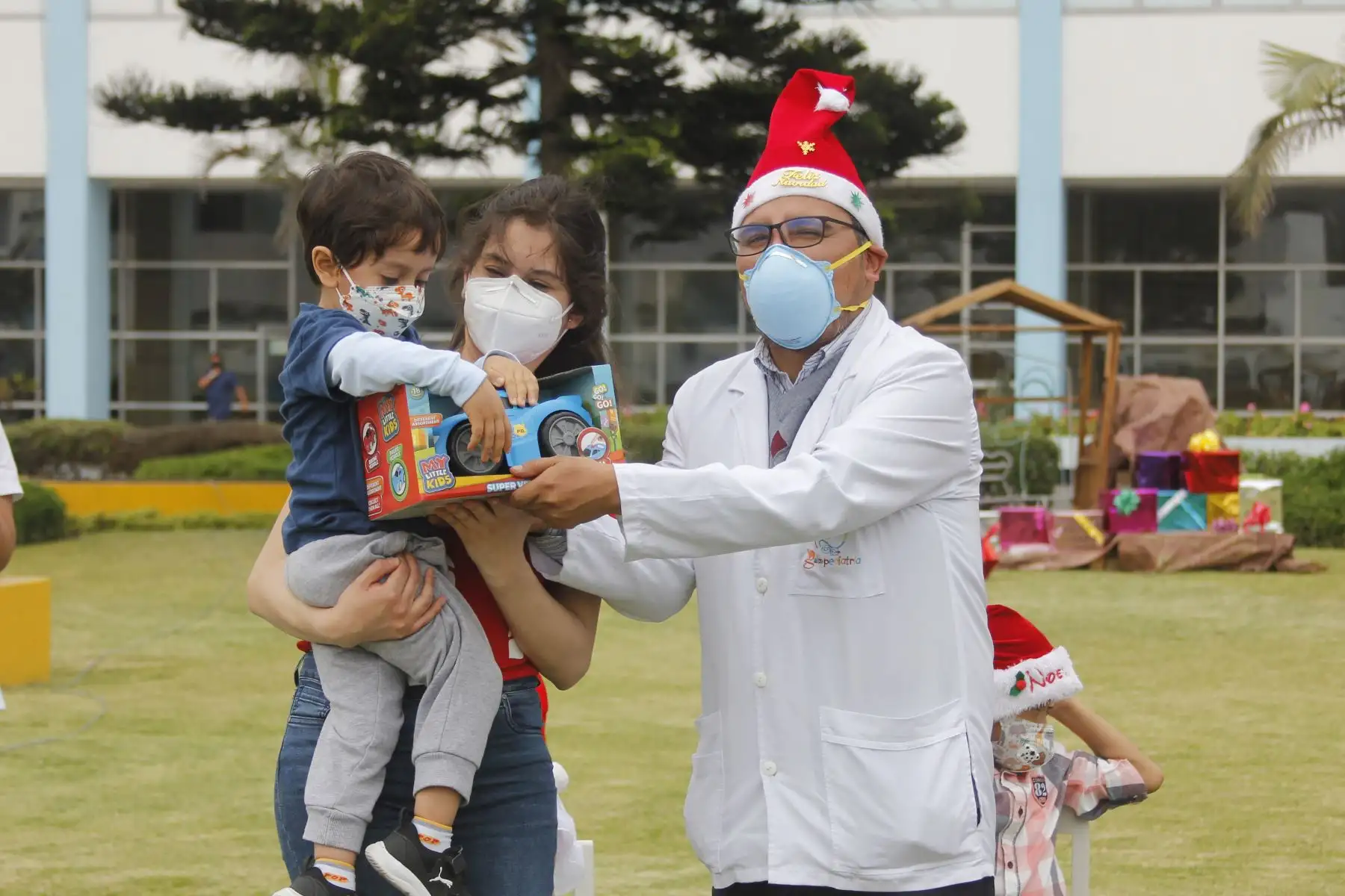 El Hospital Edgardo Rebagliati Martins de EsSalud hizo un alto para homenajear a los niños trasplantados por patologías hepáticas terminales que ahora gozan de una mejor calidad de vida, permitiéndoles vivir de la magia de esta festividad en unión de sus padres y del personal de salud de la institución.
Foto: ANDINA/Essalud