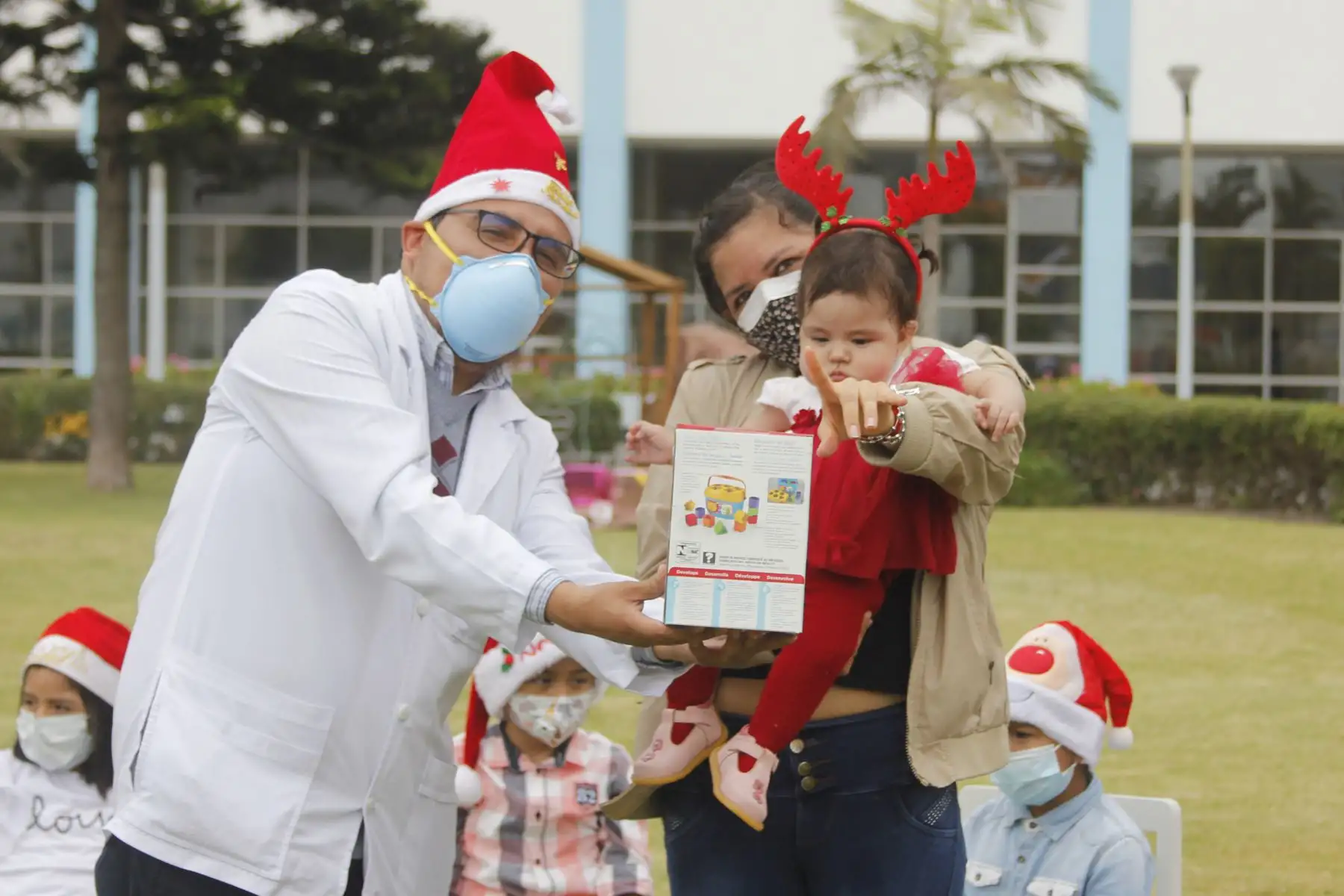 El Hospital Edgardo Rebagliati Martins de EsSalud hizo un alto para homenajear a los niños trasplantados por patologías hepáticas terminales que ahora gozan de una mejor calidad de vida, permitiéndoles vivir de la magia de esta festividad en unión de sus padres y del personal de salud de la institución.
Foto: ANDINA/Essalud