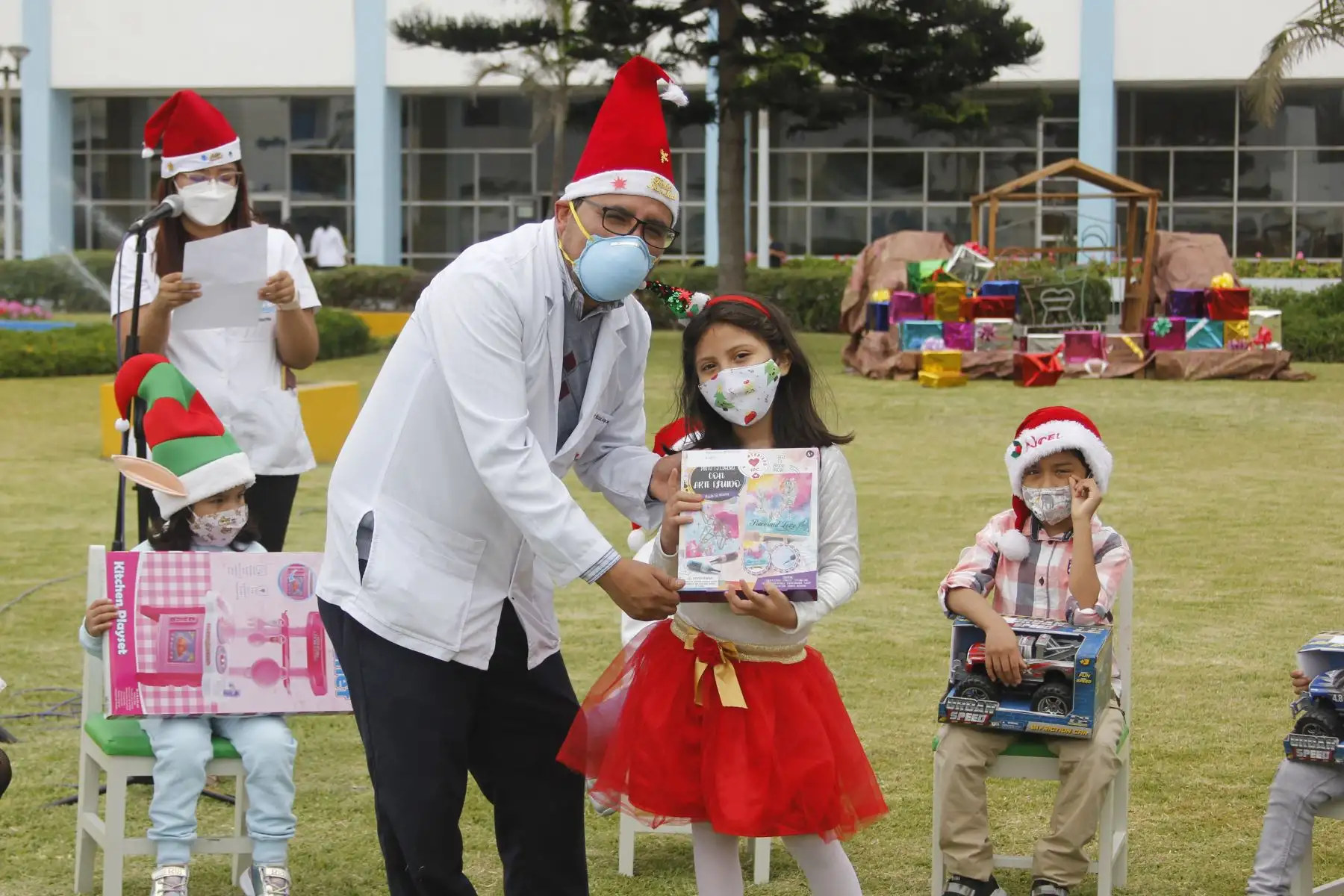 El Hospital Edgardo Rebagliati Martins de EsSalud hizo un alto para homenajear a los niños trasplantados por patologías hepáticas terminales que ahora gozan de una mejor calidad de vida, permitiéndoles vivir de la magia de esta festividad en unión de sus padres y del personal de salud de la institución.
Foto: ANDINA/Essalud