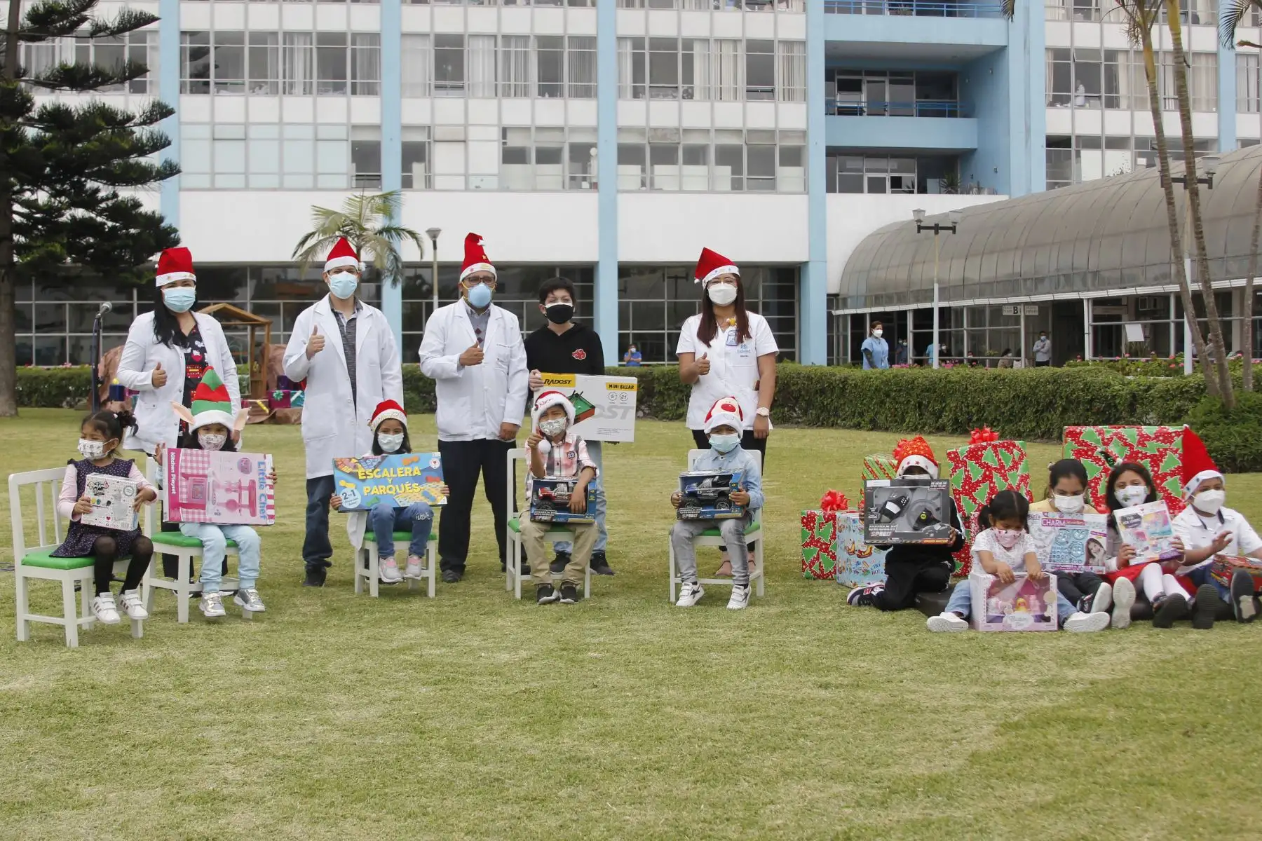 El Hospital Edgardo Rebagliati Martins de EsSalud hizo un alto para homenajear a los niños trasplantados por patologías hepáticas terminales que ahora gozan de una mejor calidad de vida, permitiéndoles vivir de la magia de esta festividad en unión de sus padres y del personal de salud de la institución.
Foto: ANDINA/Essalud