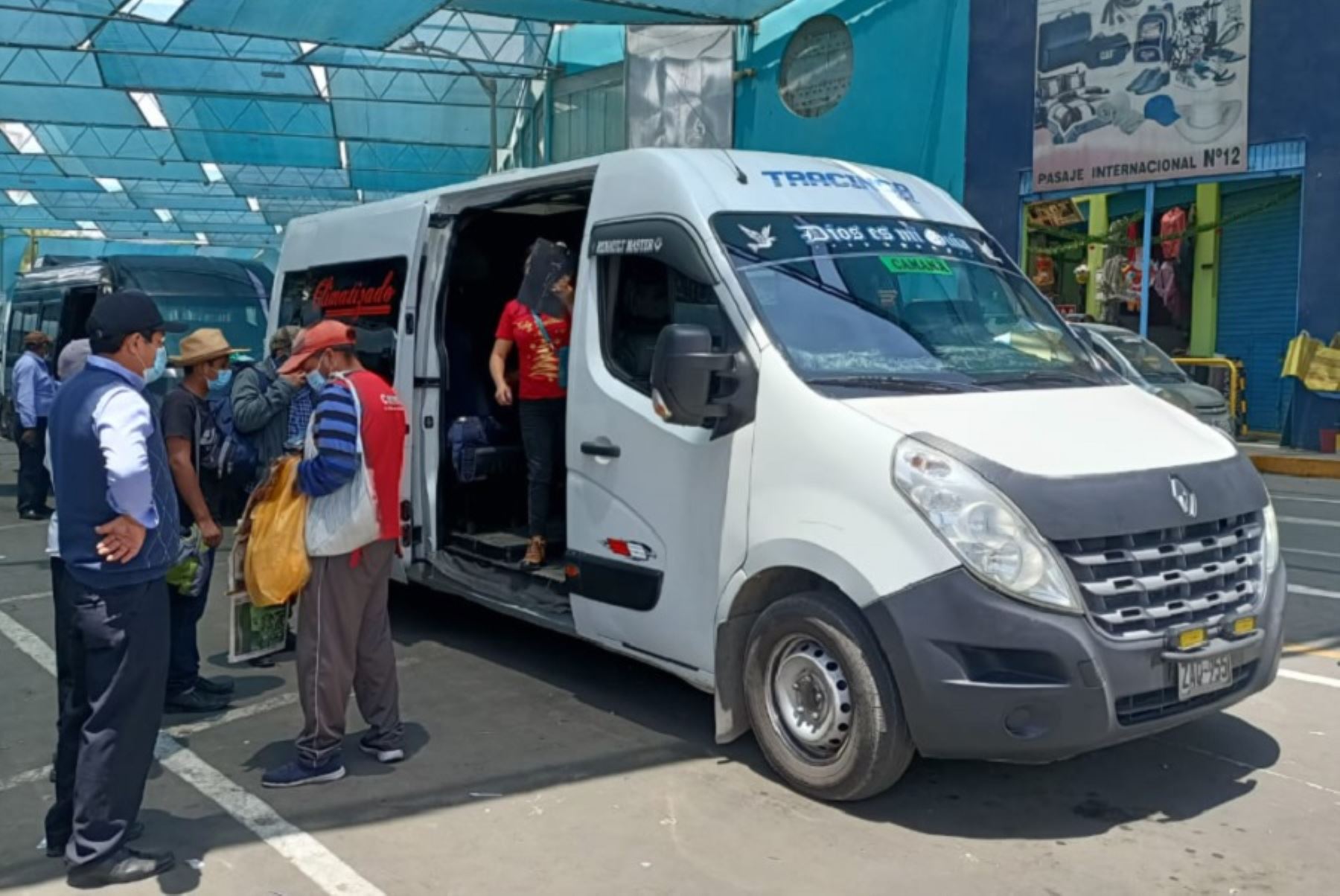 En Arequipa es todavía notoria la afluencia de pasajeros que desean viajar por Navidad en los terminales de minivan que cubren rutas de dos, tres y cuatro horas de viaje.