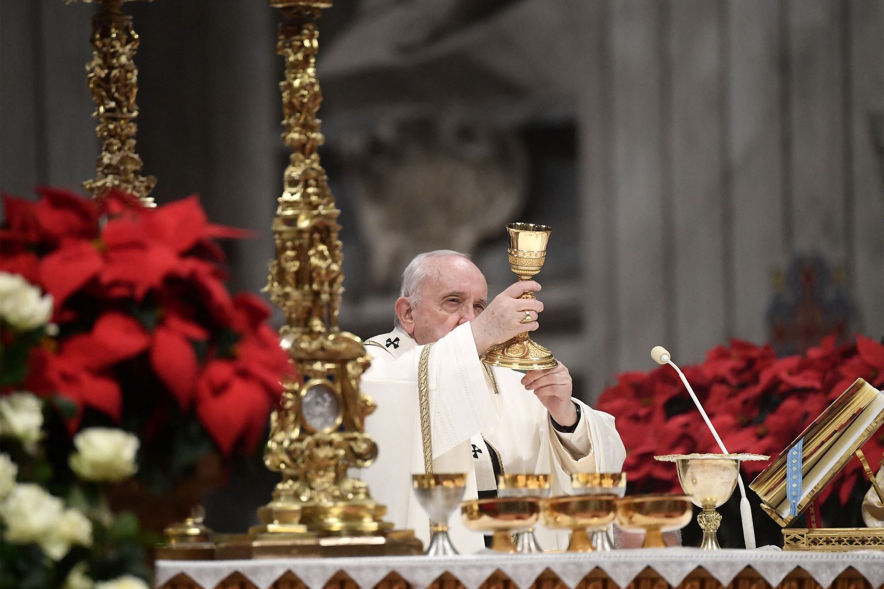 El papa Francisco celebró la santa misa de Nochebuena en la Basílica de San Pedro en el Vaticano. Foto: AFP