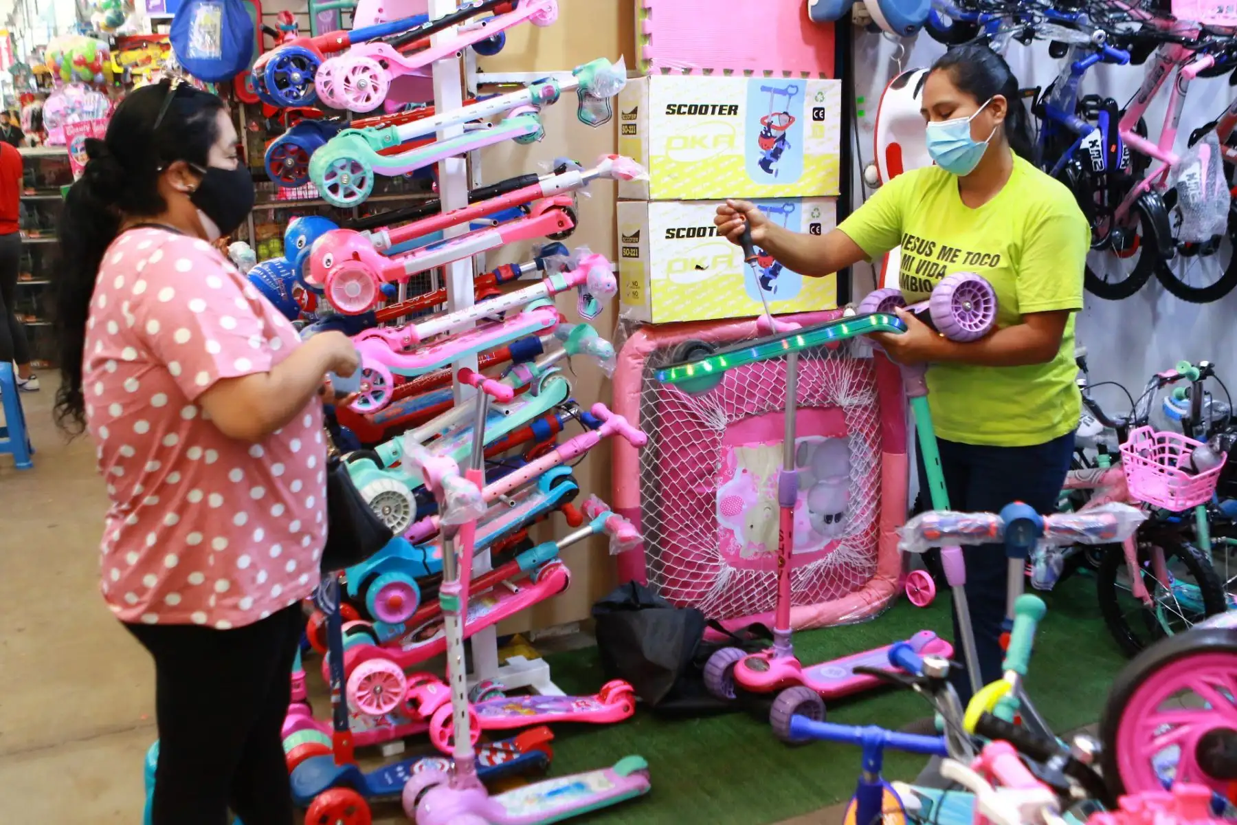 Se incrementan las compras por fiestas navideñas en el mercado Unicachi de Comas.
Foto: ANDINA/Héctor Vinces