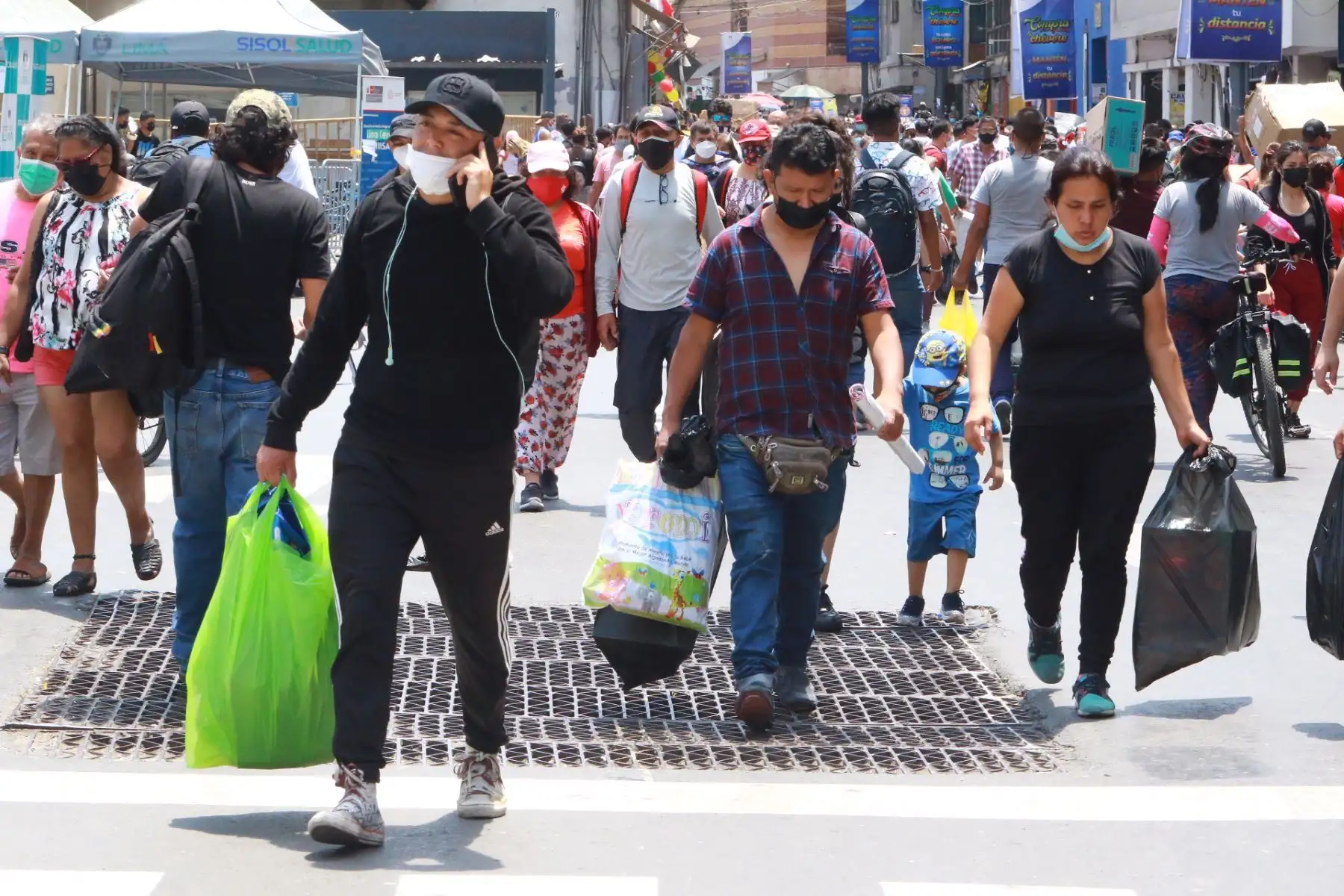Se incrementan las compras por fiestas navideñas en el mercado Mesa Redonda de Lima.Foto: ANDINA/Héctor Vinces