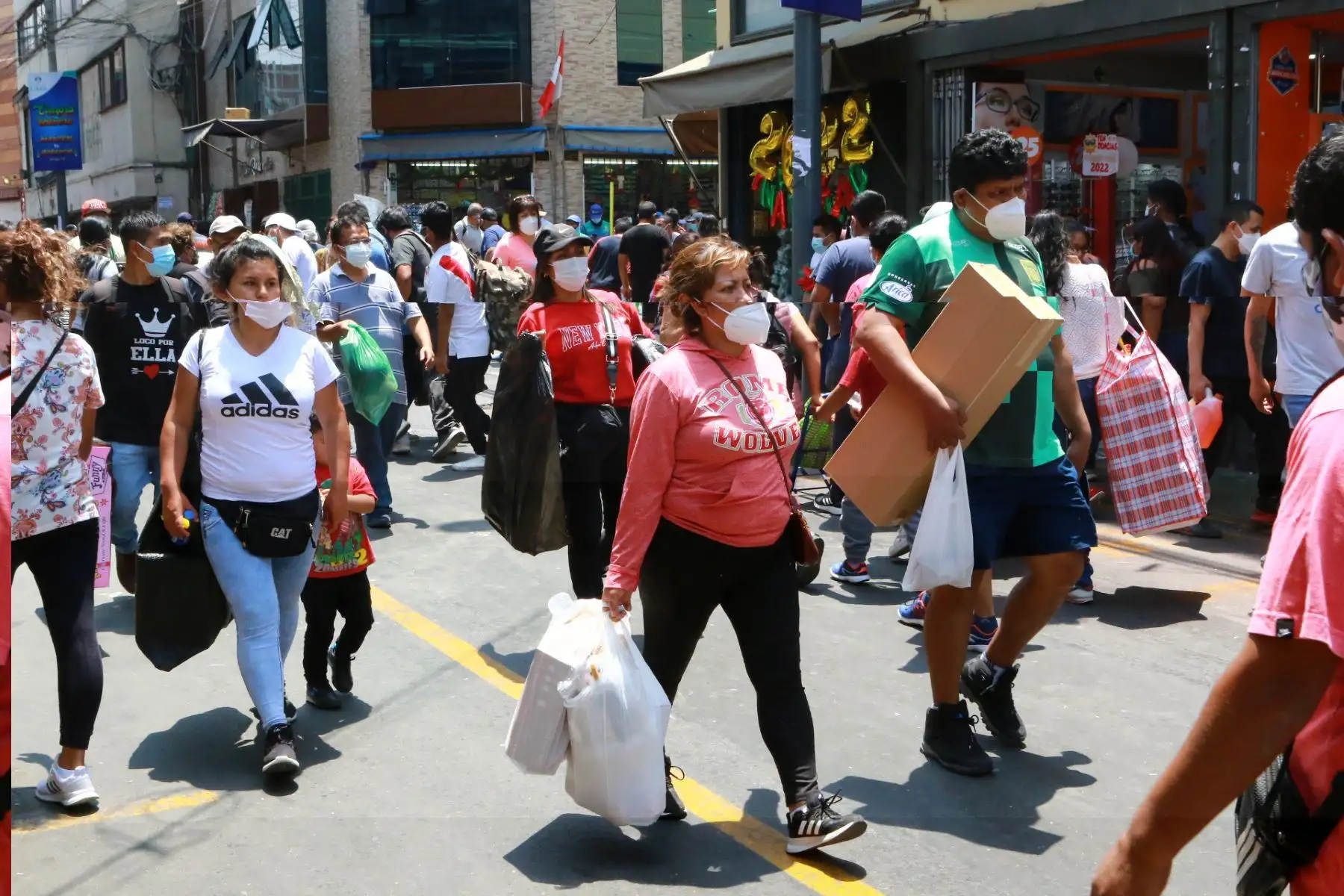 Se incrementan las compras por fiestas navideñas en el mercado Mesa Redonda de Lima.Foto: ANDINA/Héctor Vinces